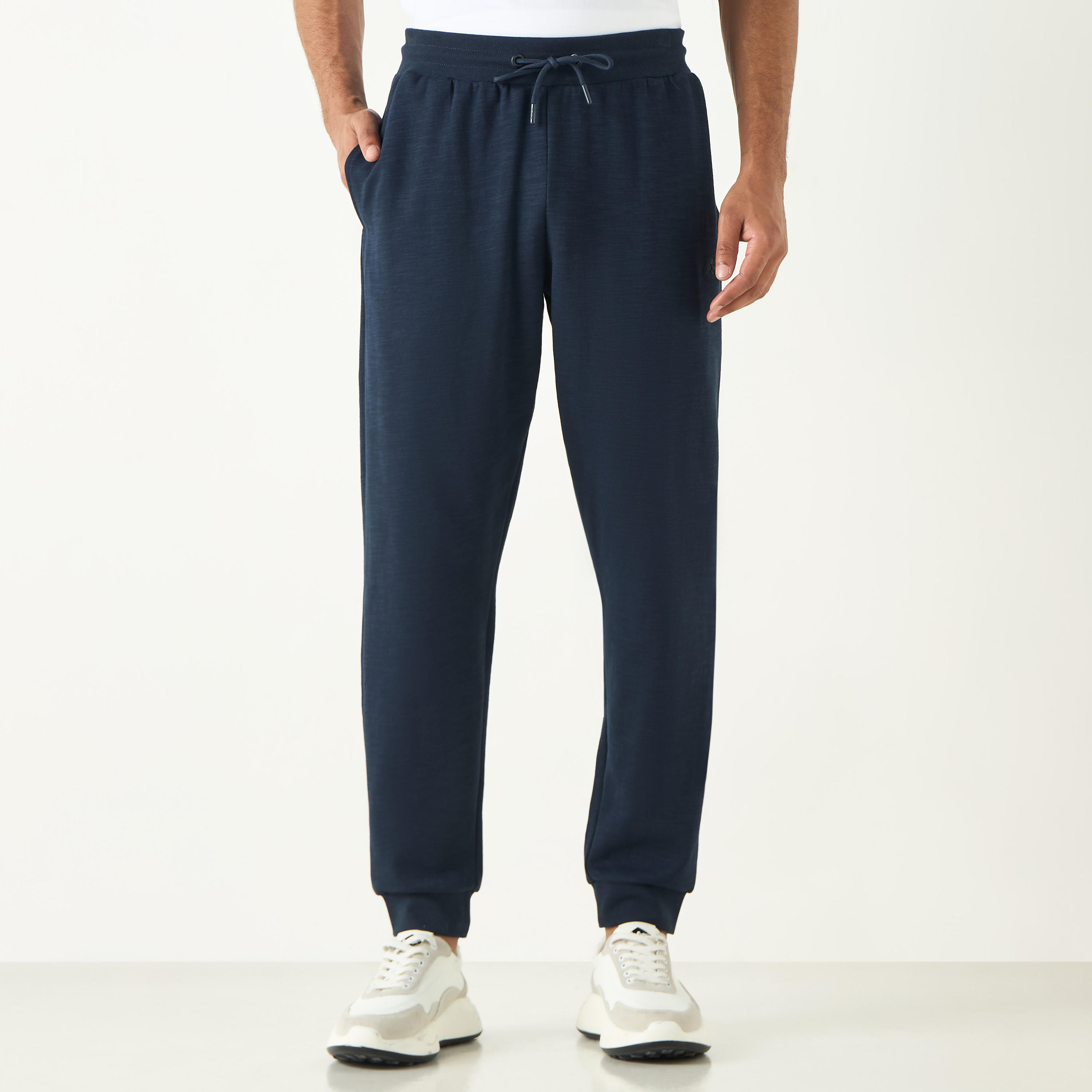بنطلون رياضي برباط إغلاق وجيوب وتفاصيل شعار من كابا-sports-men-clothing-bottoms-joggers-image-5