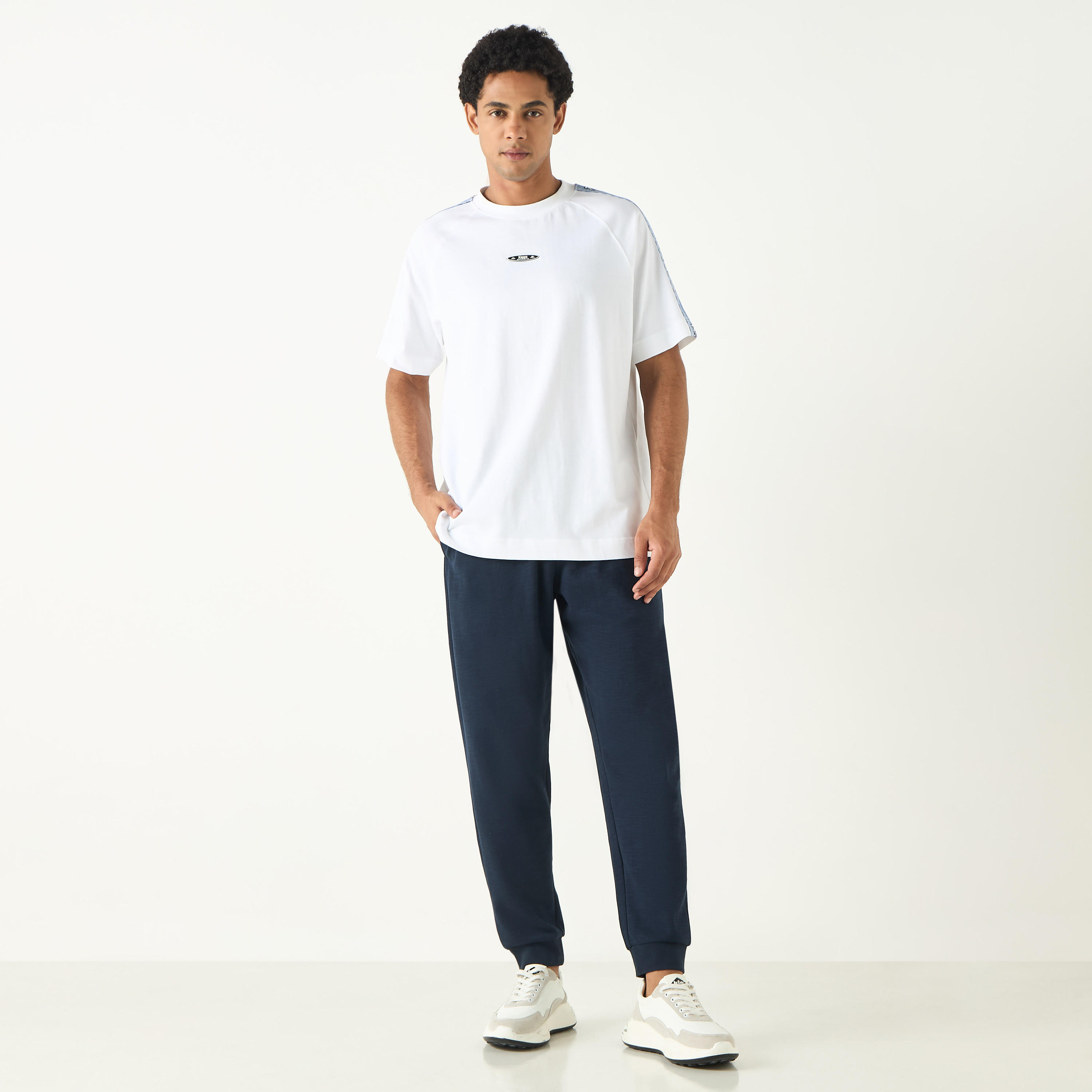بنطلون رياضي برباط إغلاق وجيوب وتفاصيل شعار من كابا-sports-men-clothing-bottoms-joggers-image-6