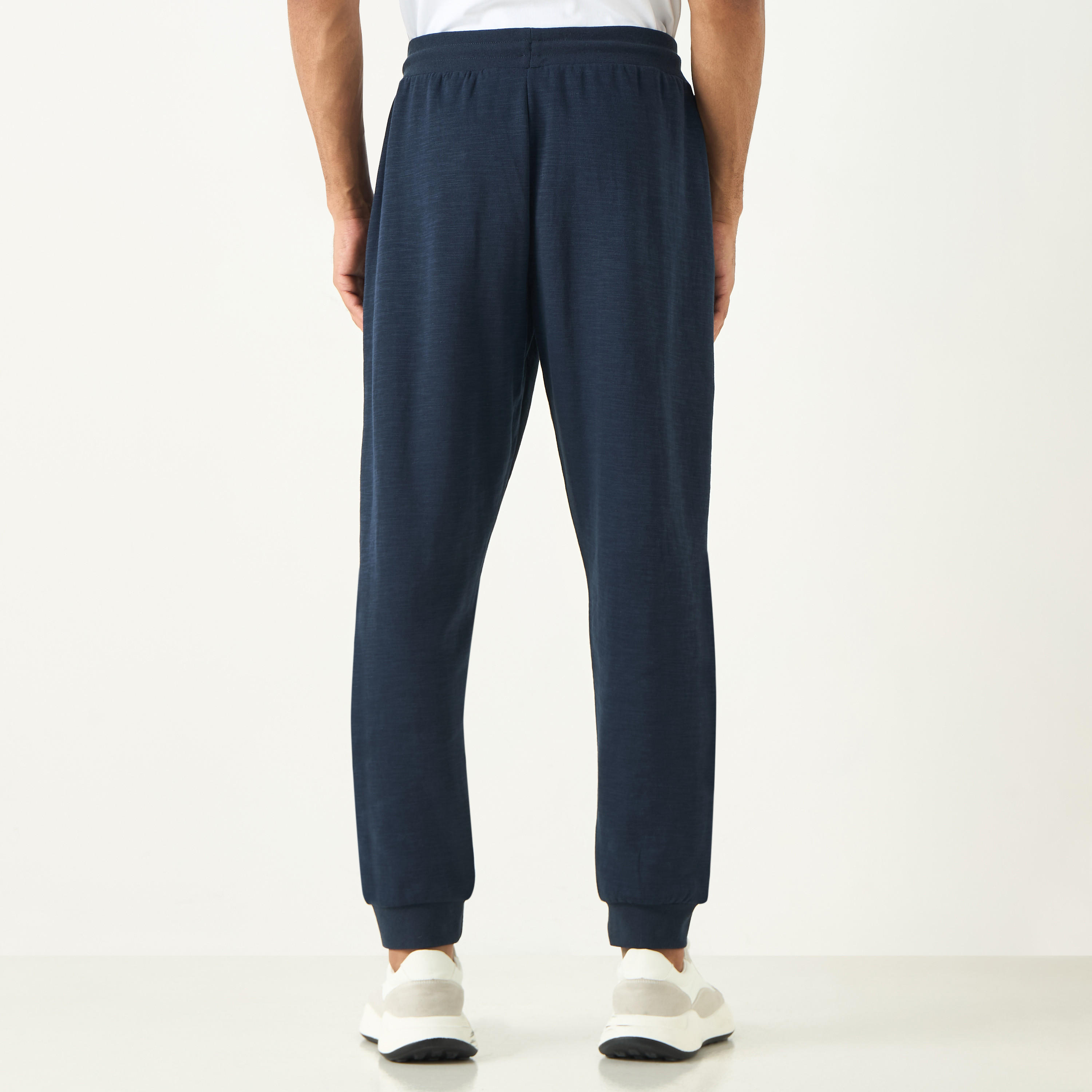 بنطلون رياضي برباط إغلاق وجيوب وتفاصيل شعار من كابا-sports-men-clothing-bottoms-joggers-image-7