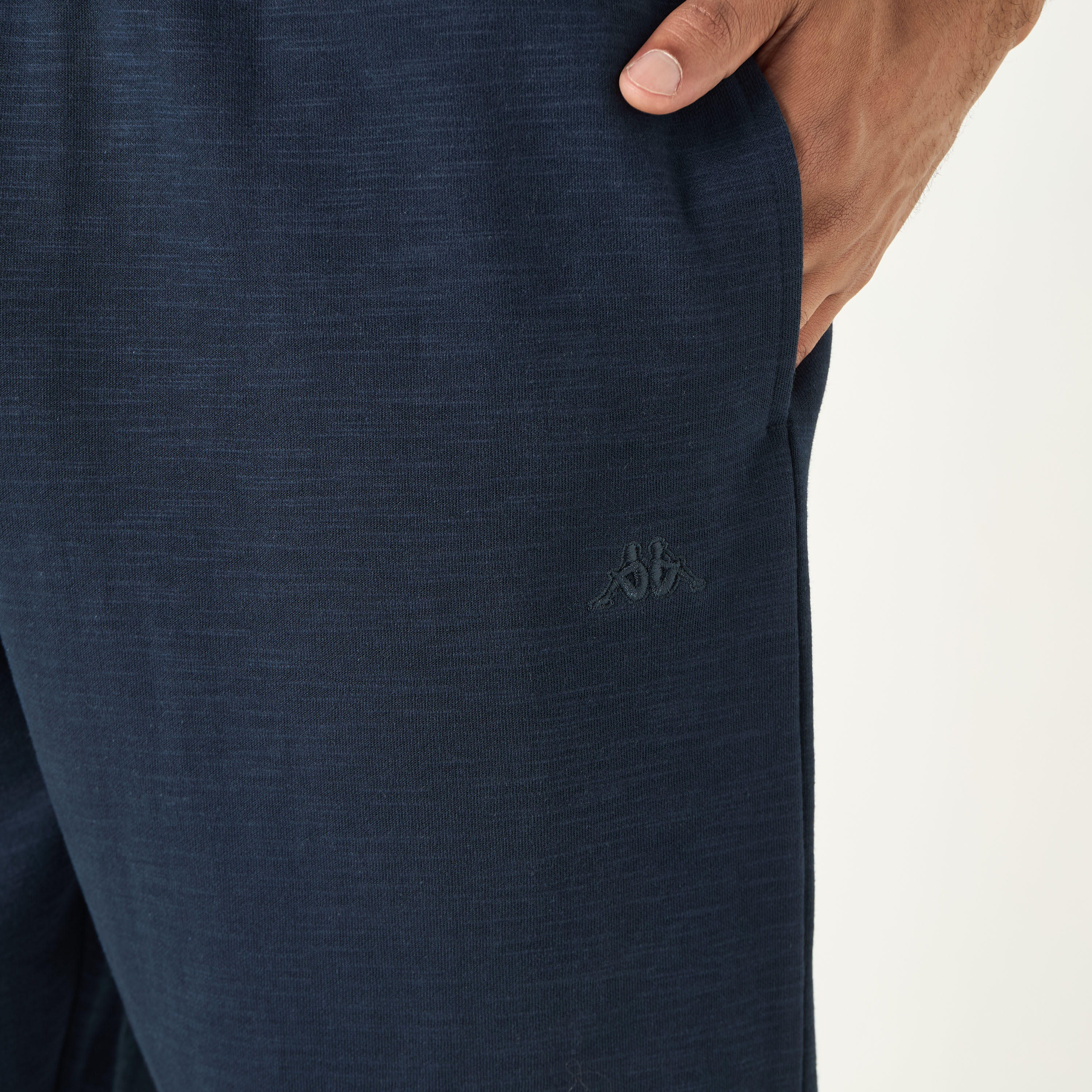 بنطلون رياضي برباط إغلاق وجيوب وتفاصيل شعار من كابا-sports-men-clothing-bottoms-joggers-image-8