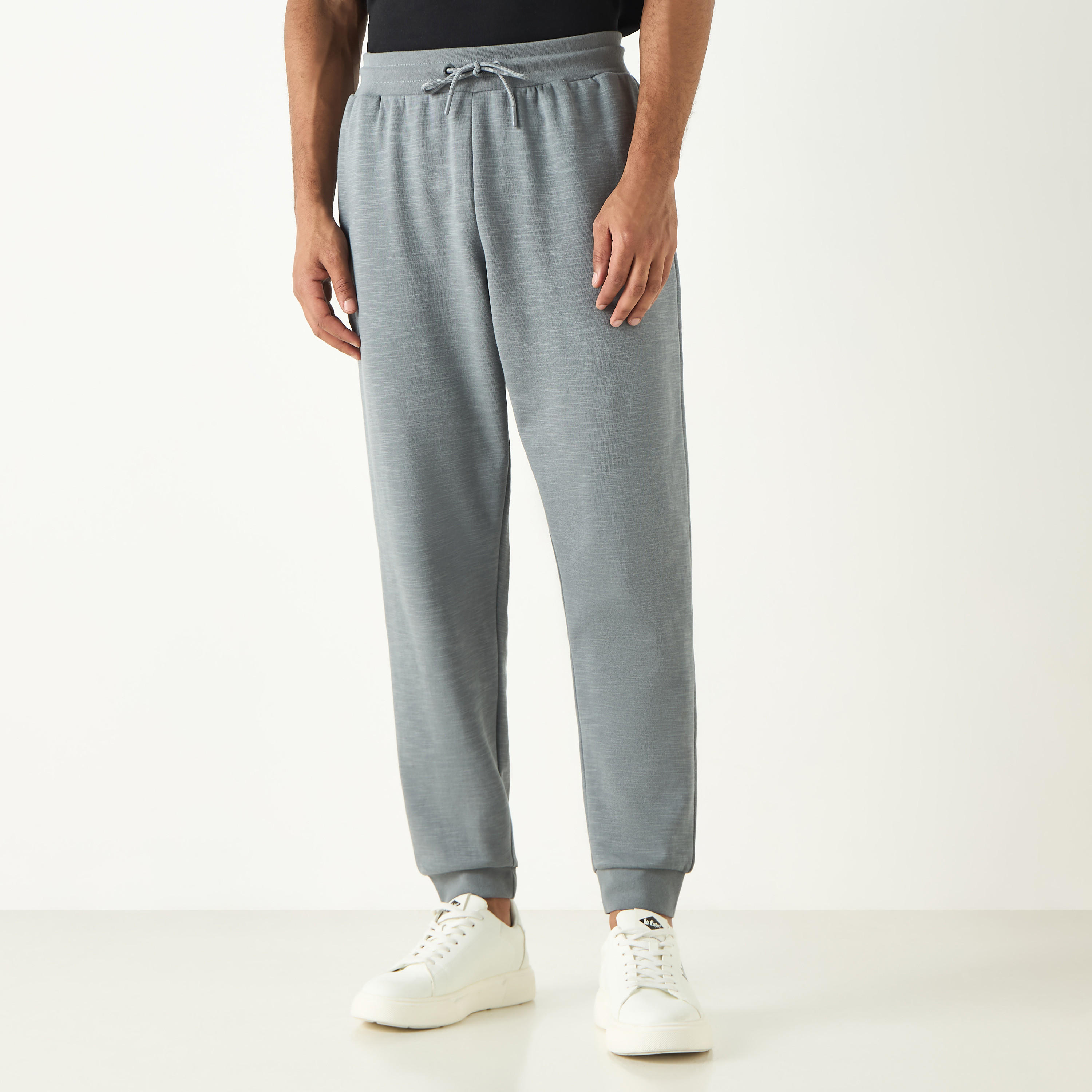 بنطلون رياضي برباط إغلاق وجيوب وتفاصيل شعار من كابا-sports-men-clothing-bottoms-joggers-image-1