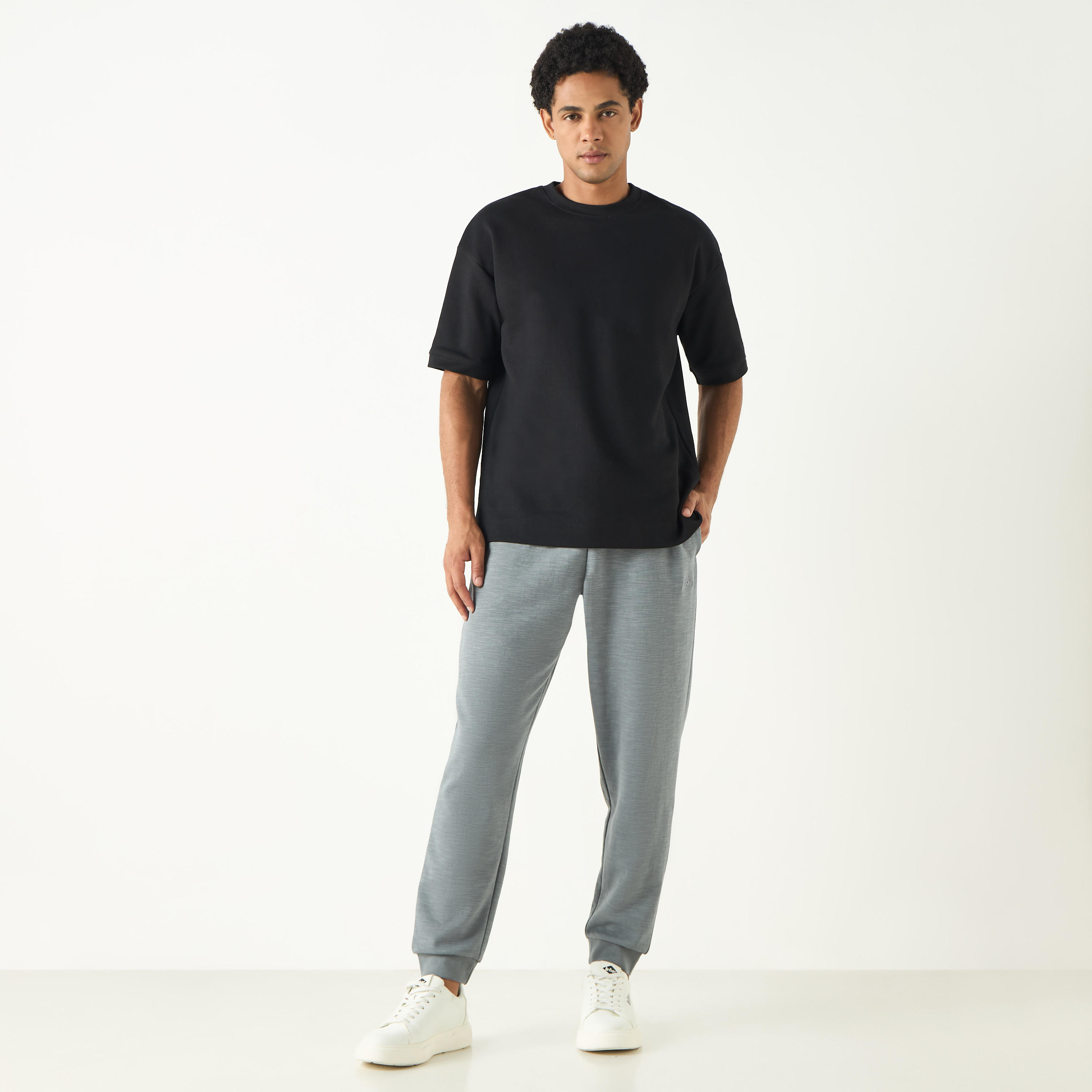 بنطلون رياضي برباط إغلاق وجيوب وتفاصيل شعار من كابا-sports-men-clothing-bottoms-joggers-image-2