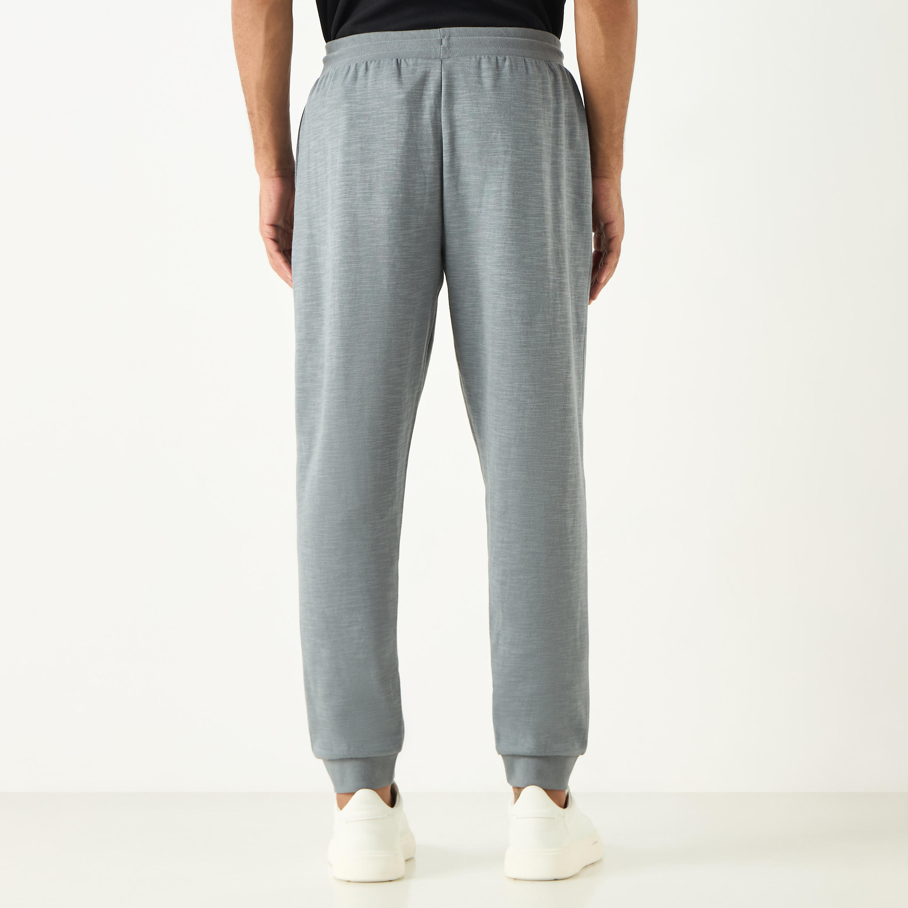 بنطلون رياضي برباط إغلاق وجيوب وتفاصيل شعار من كابا-sports-men-clothing-bottoms-joggers-image-3