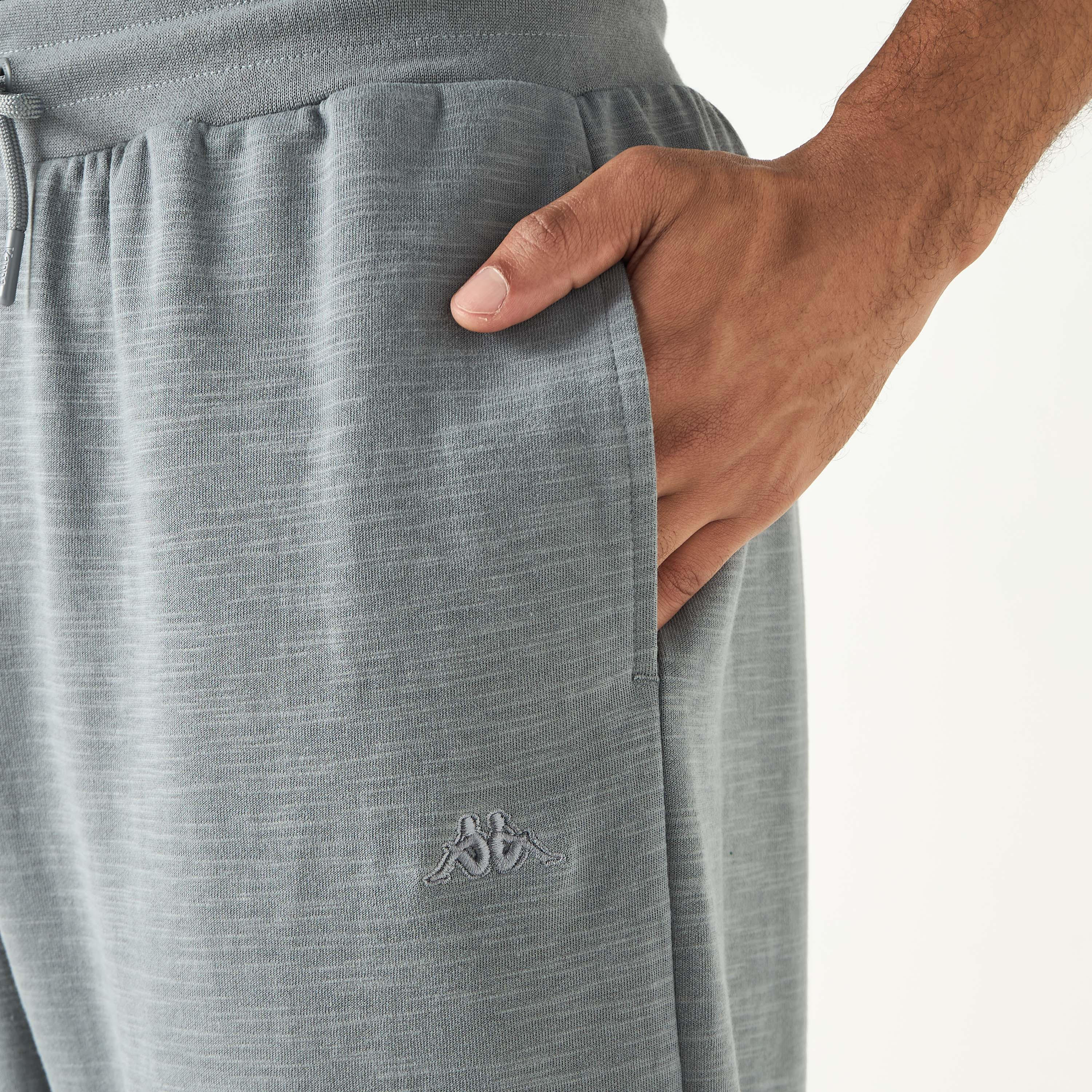 بنطلون رياضي برباط إغلاق وجيوب وتفاصيل شعار من كابا-sports-men-clothing-bottoms-joggers-image-4