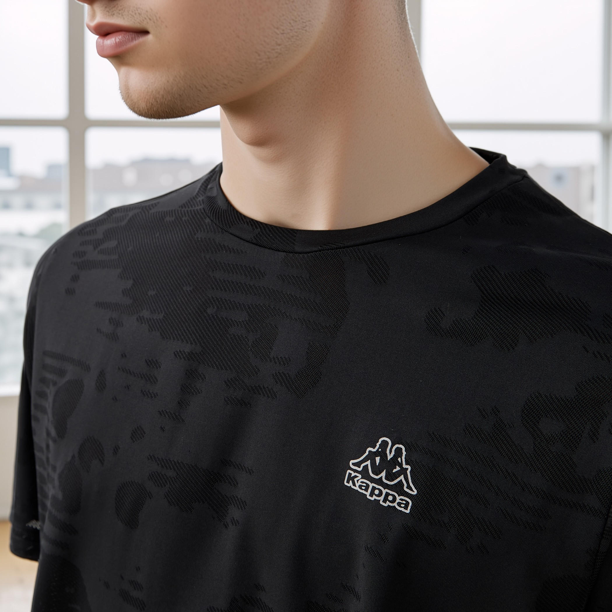 تيشيرت تدريب بطبعات شعار من كابا-men-clothing-sportswearandactivewear-tshirtsandpolos-image-4
