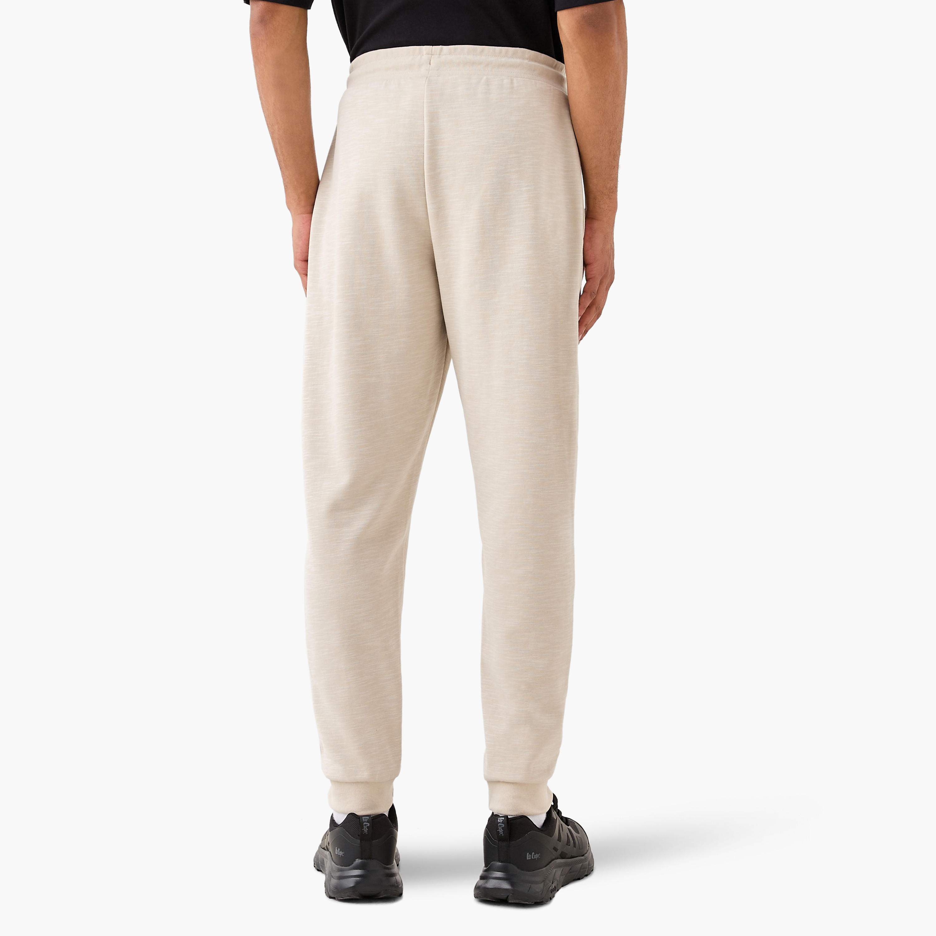بنطلون رياضي بقصّة عادية ورباط إغلاق وجيوب من كابا-men-clothing-sportswearandactivewear-bottoms-joggers-image-3