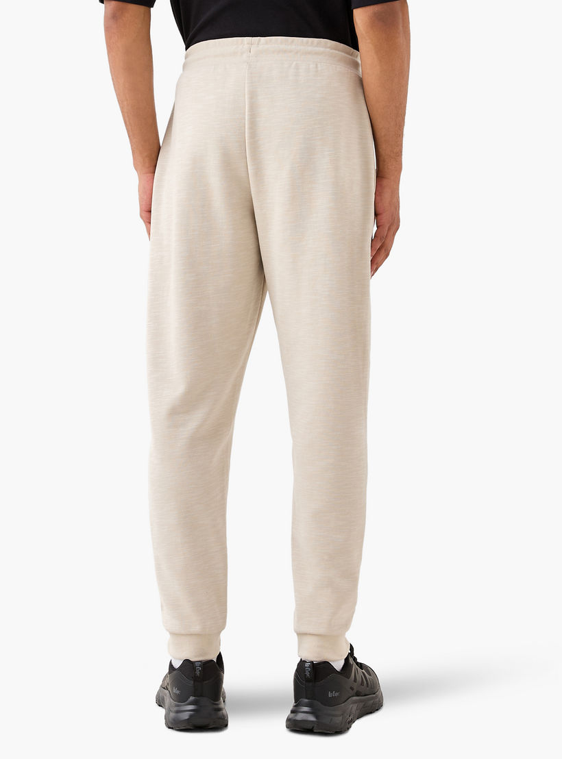 بنطلون رياضي بقصّة عادية ورباط إغلاق وجيوب من كابا-men-clothing-sportswearandactivewear-bottoms-joggers-image-3