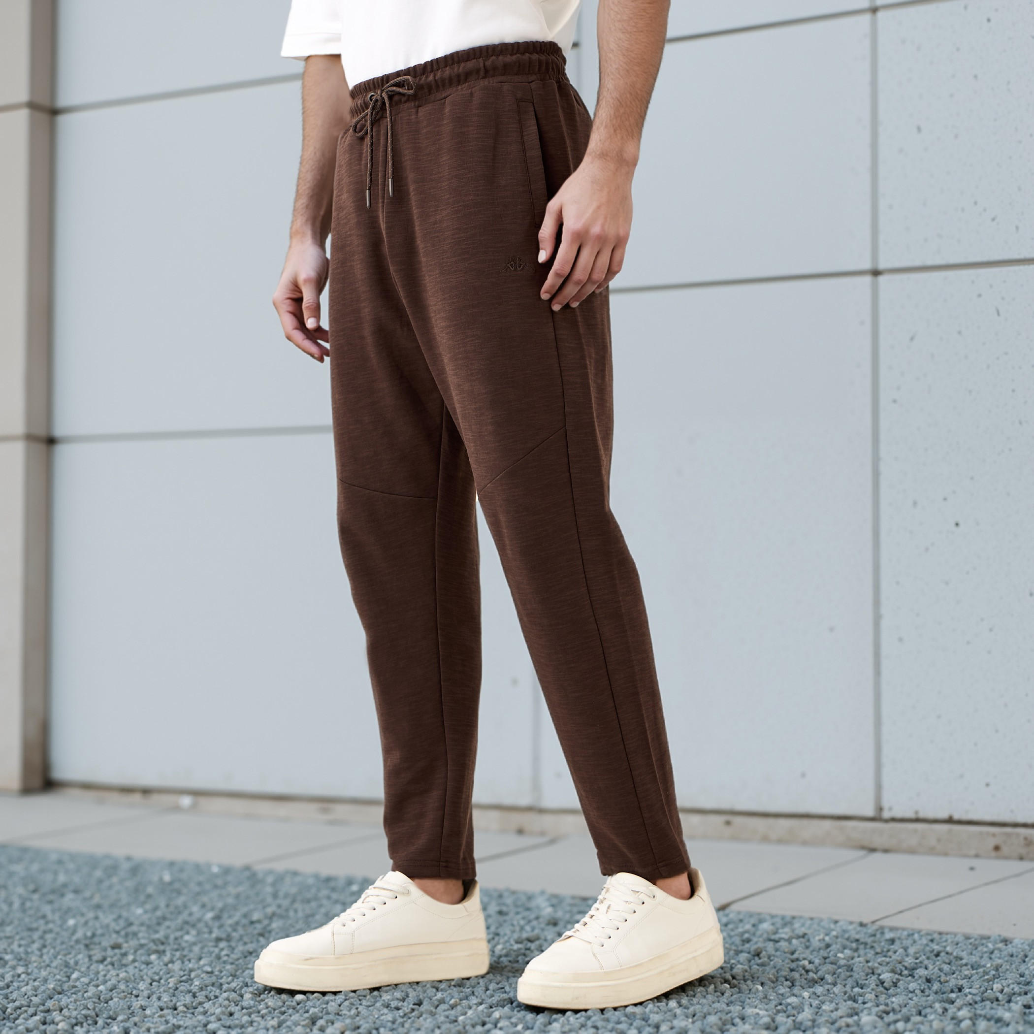 بنطلون رياضي بقصّة عادية ورباط وجيوب من كابا-men-clothing-sportswearandactivewear-tracksuits-image-1
