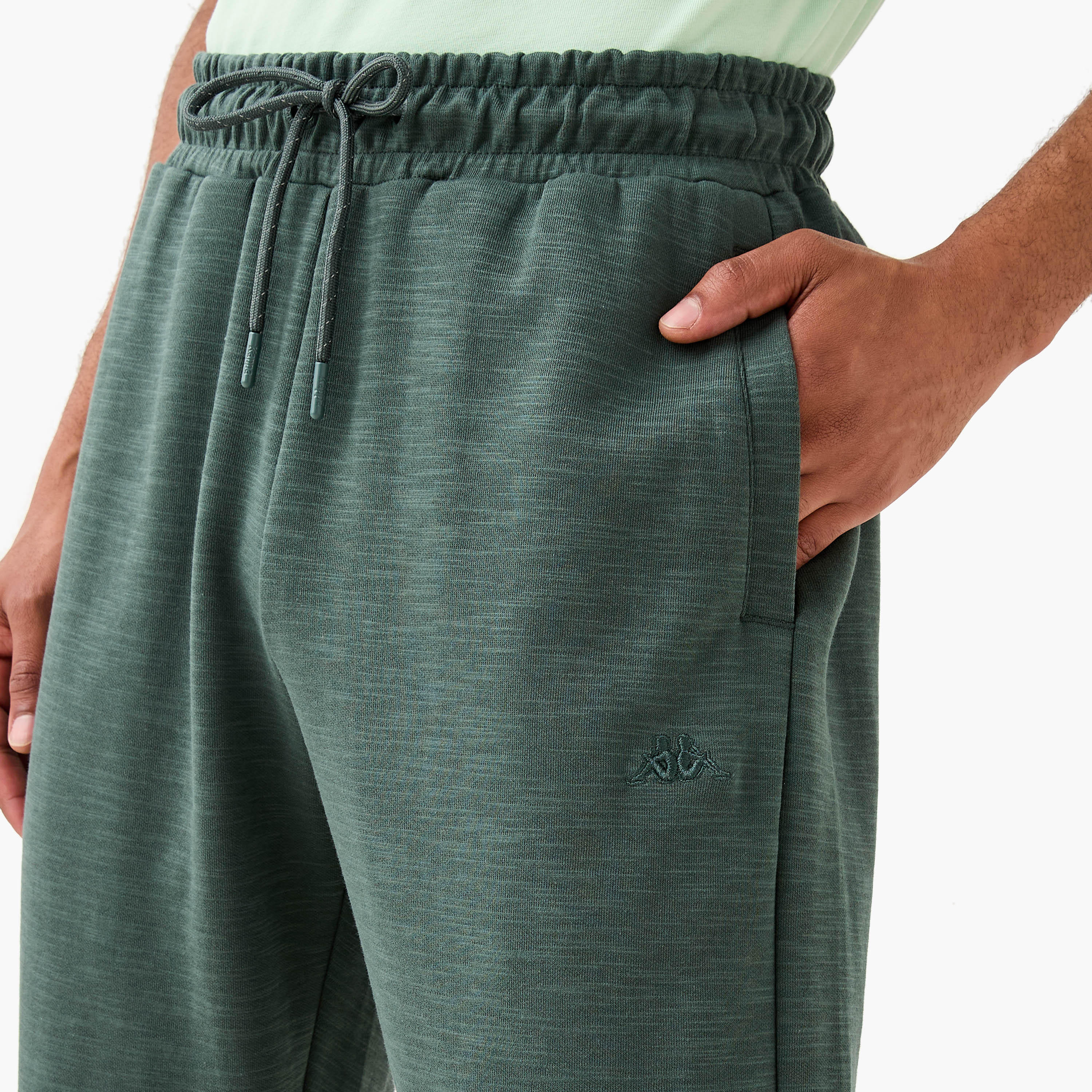 بنطلون رياضي بقصّة عادية ورباط وجيوب من كابا-men-clothing-sportswearandactivewear-tracksuits-image-2