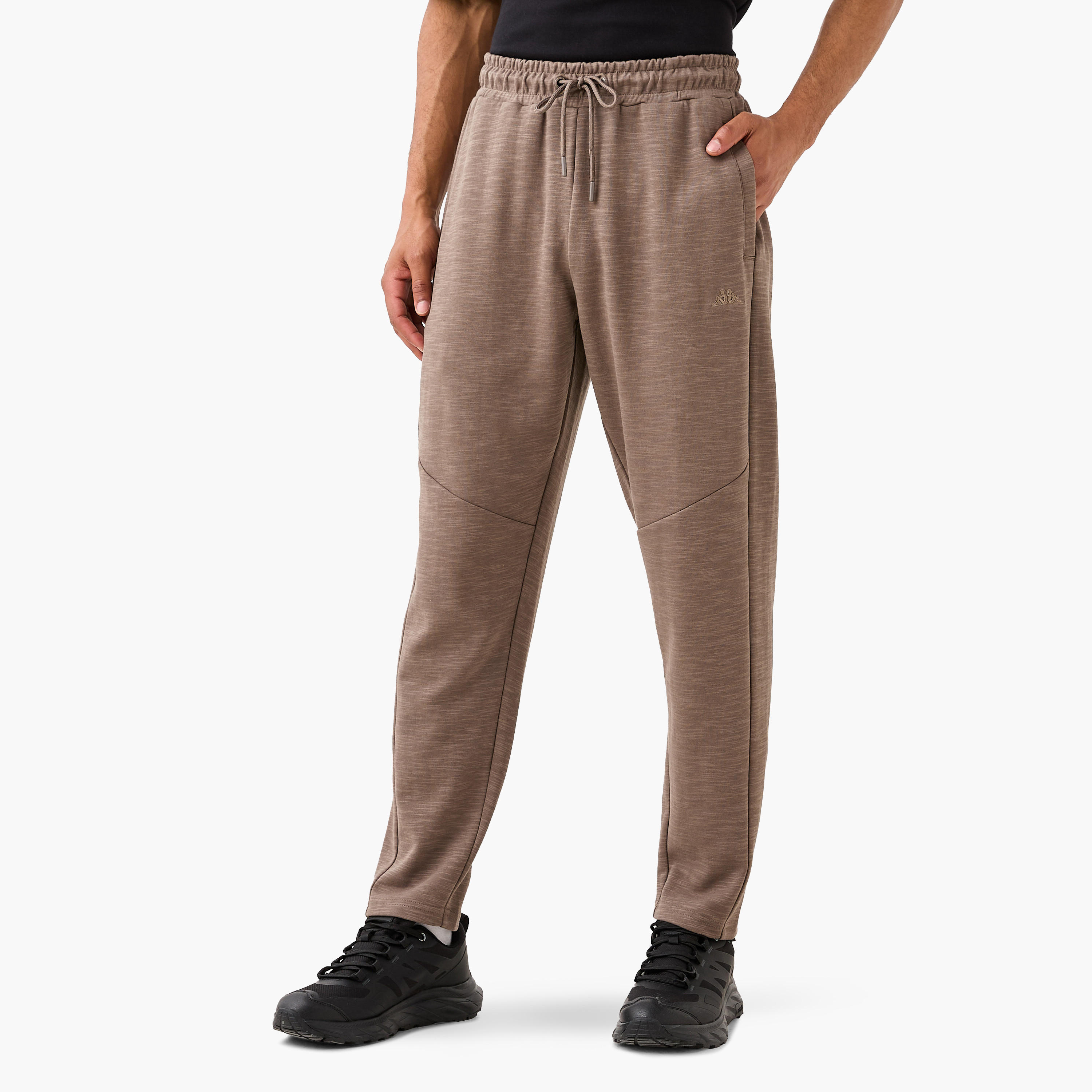 بنطلون رياضي بقصّة عادية ورباط وجيوب من كابا-men-clothing-sportswearandactivewear-tracksuits-image-1