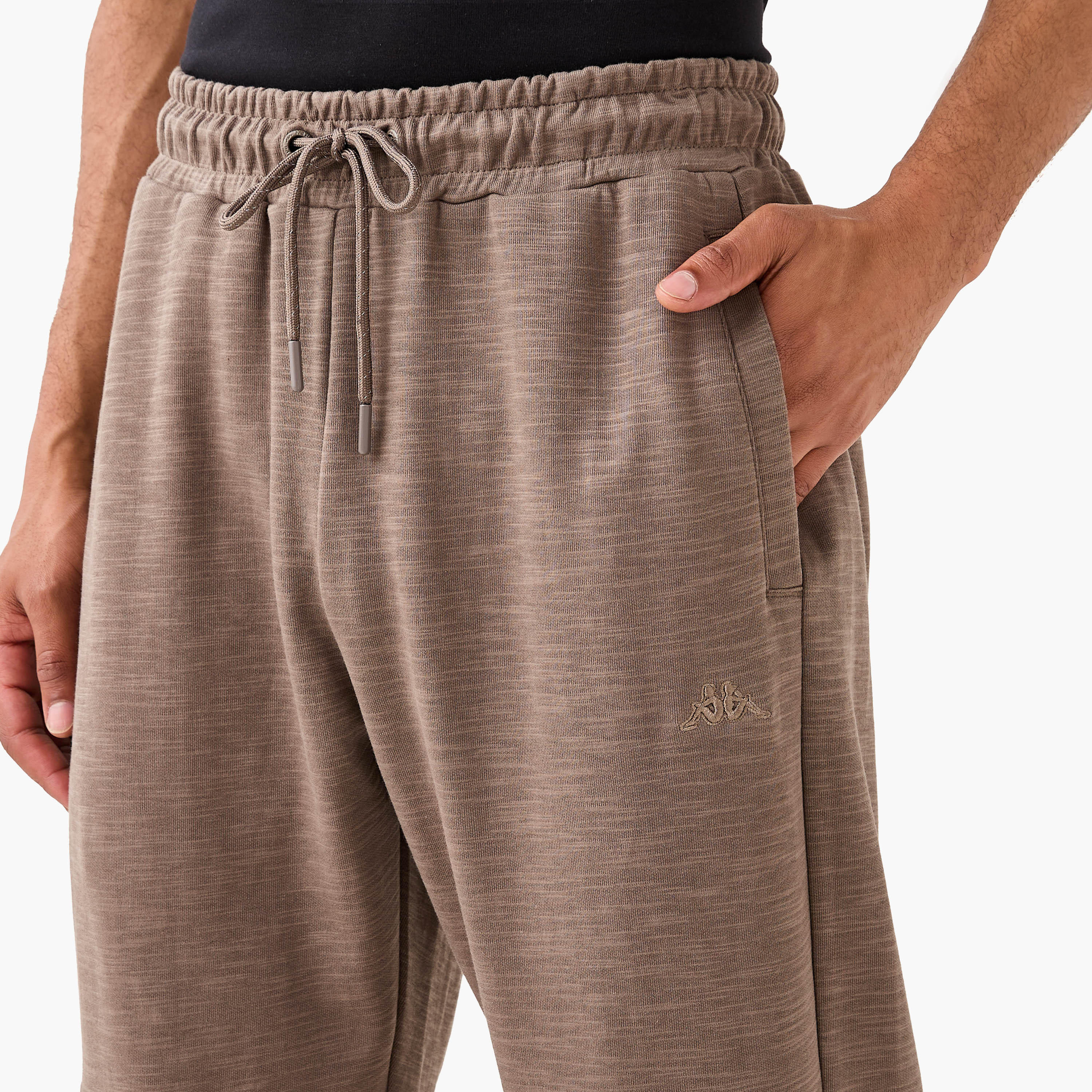 بنطلون رياضي بقصّة عادية ورباط وجيوب من كابا-men-clothing-sportswearandactivewear-tracksuits-image-2