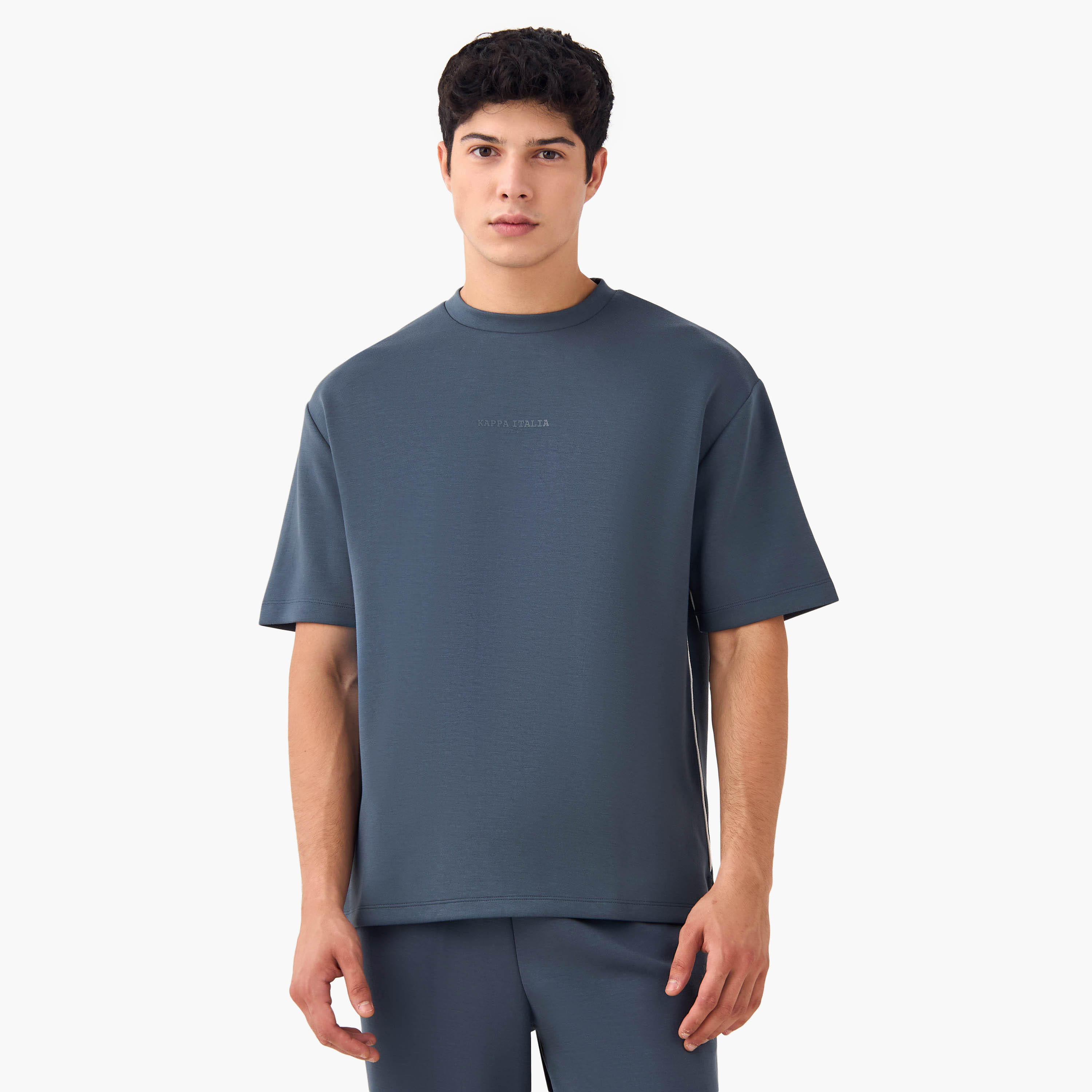 تيشيرت بياقة ضيقة وخياطة جانبية وطبعات من كابا-men-clothing-sportswearandactivewear-tshirtsandpolos-image-5