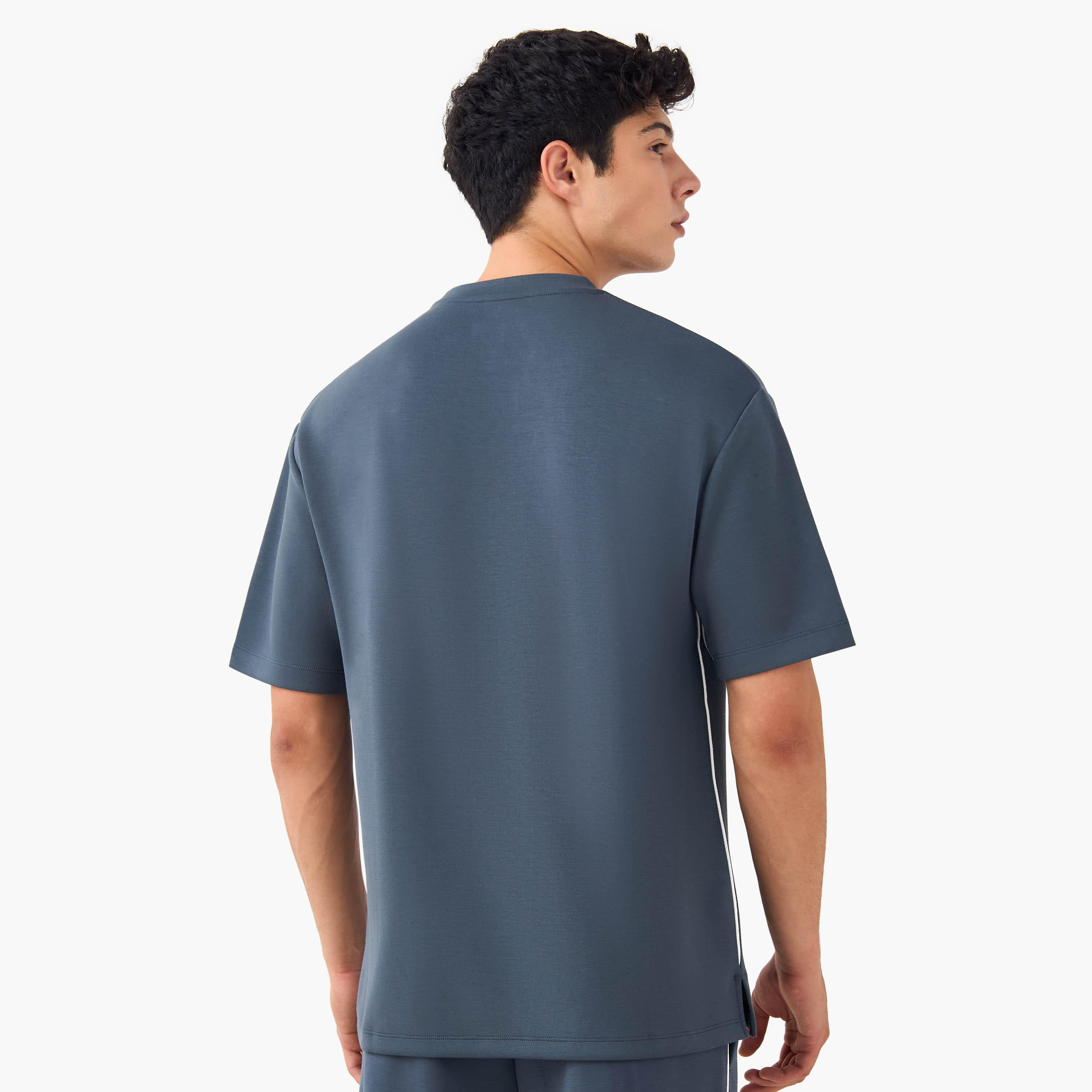 تيشيرت بياقة ضيقة وخياطة جانبية وطبعات من كابا-men-clothing-sportswearandactivewear-tshirtsandpolos-image-3