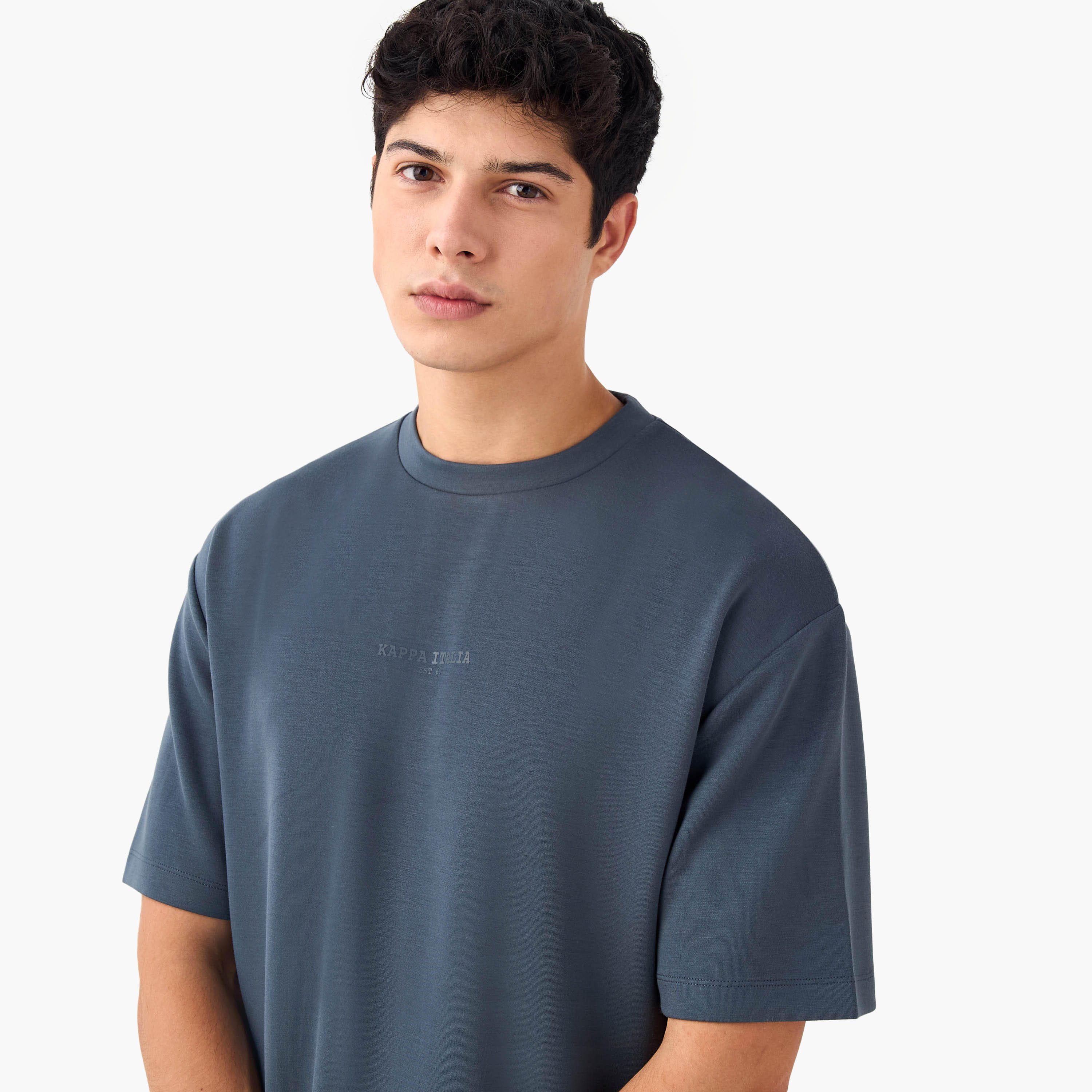 تيشيرت بياقة ضيقة وخياطة جانبية وطبعات من كابا-men-clothing-sportswearandactivewear-tshirtsandpolos-image-2