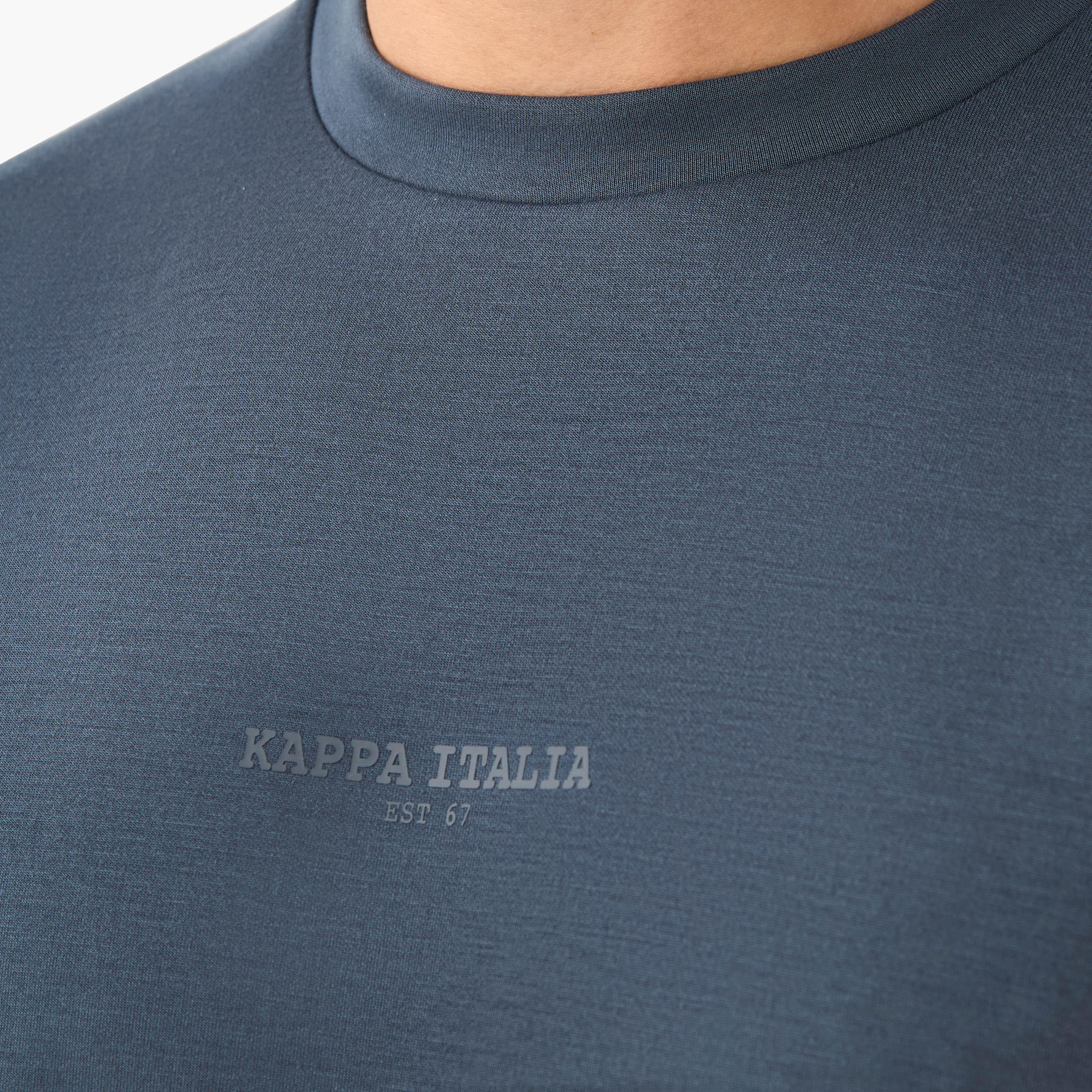 تيشيرت بياقة ضيقة وخياطة جانبية وطبعات من كابا-men-clothing-sportswearandactivewear-tshirtsandpolos-image-1