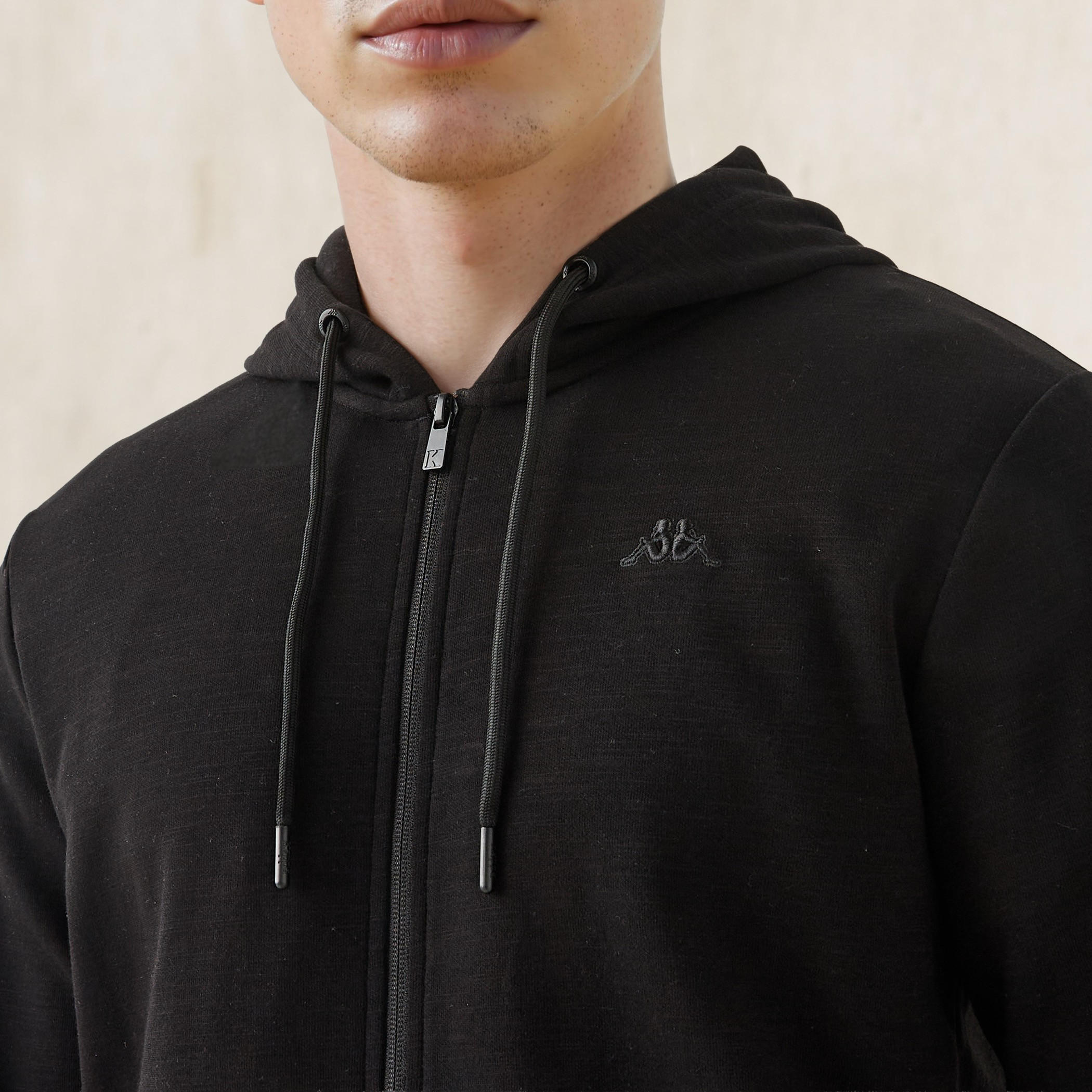 هودي بقصة عادية وسحاب وجيوب من كابا-men-winterwear-hoodiesandsweatshirts-image-2