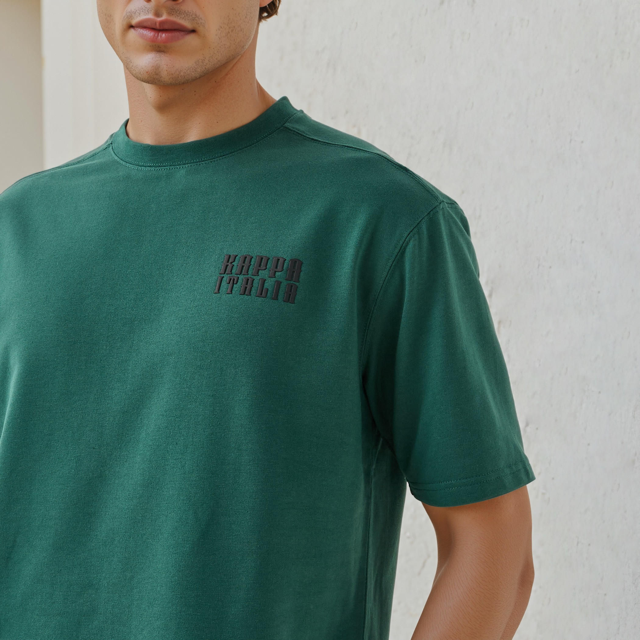تيشيرت بياقة ضيقة وطبعات جرافيك من كابا-men-clothing-sportswearandactivewear-tshirtsandpolos-image-2
