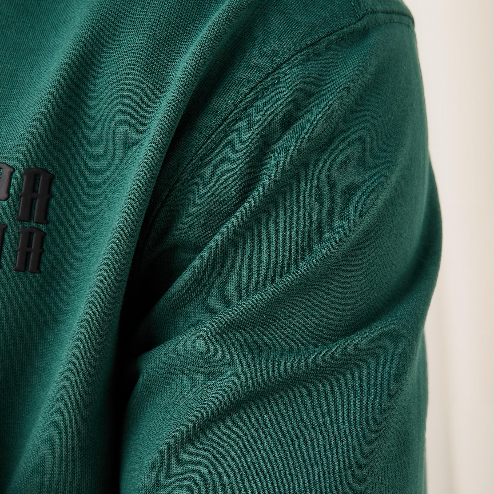 تيشيرت بياقة ضيقة وطبعات جرافيك من كابا-men-clothing-sportswearandactivewear-tshirtsandpolos-image-5