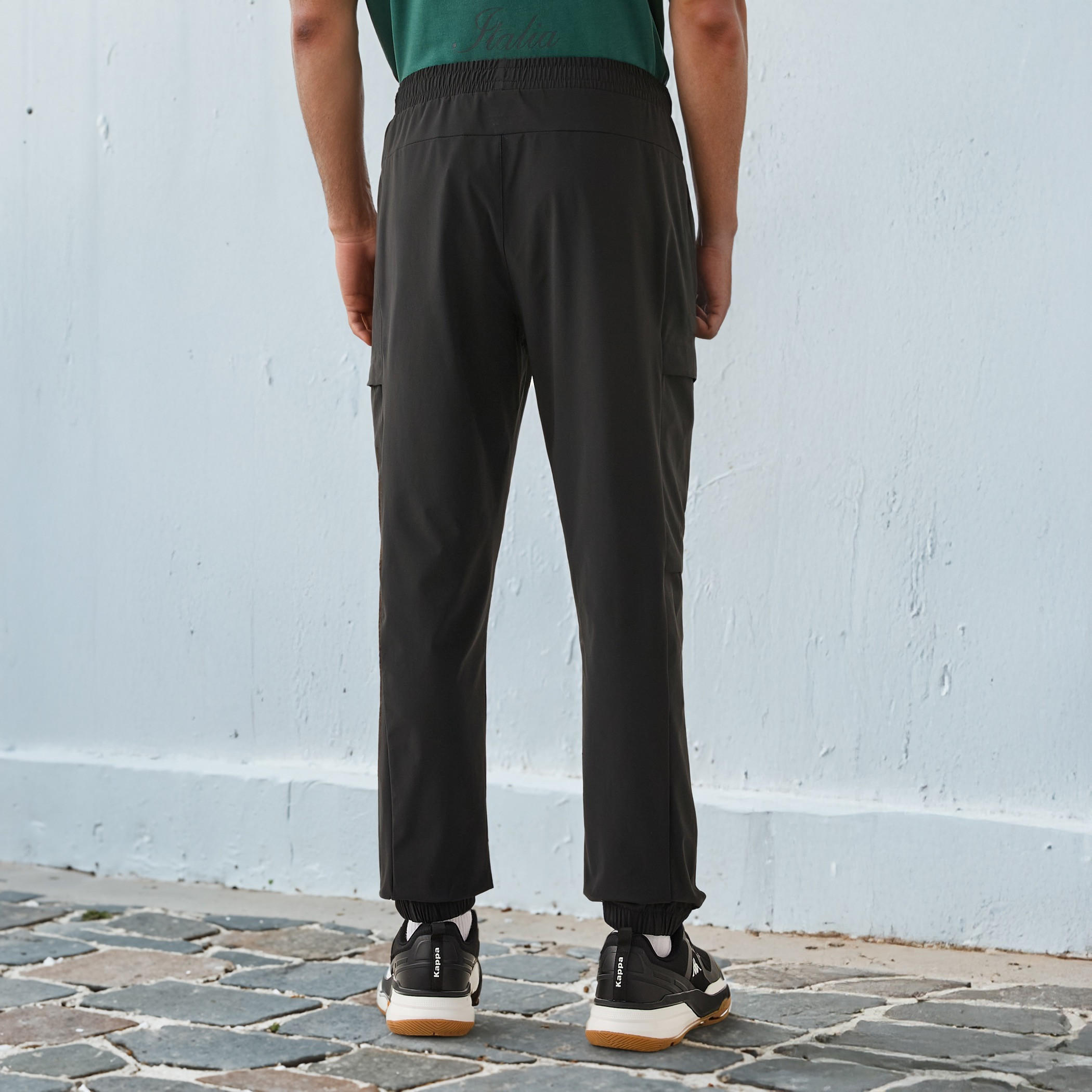 بنطلون رياضي كارجو بخصر مطاطي من كابا-men-clothing-sportswearandactivewear-tracksuits-image-3