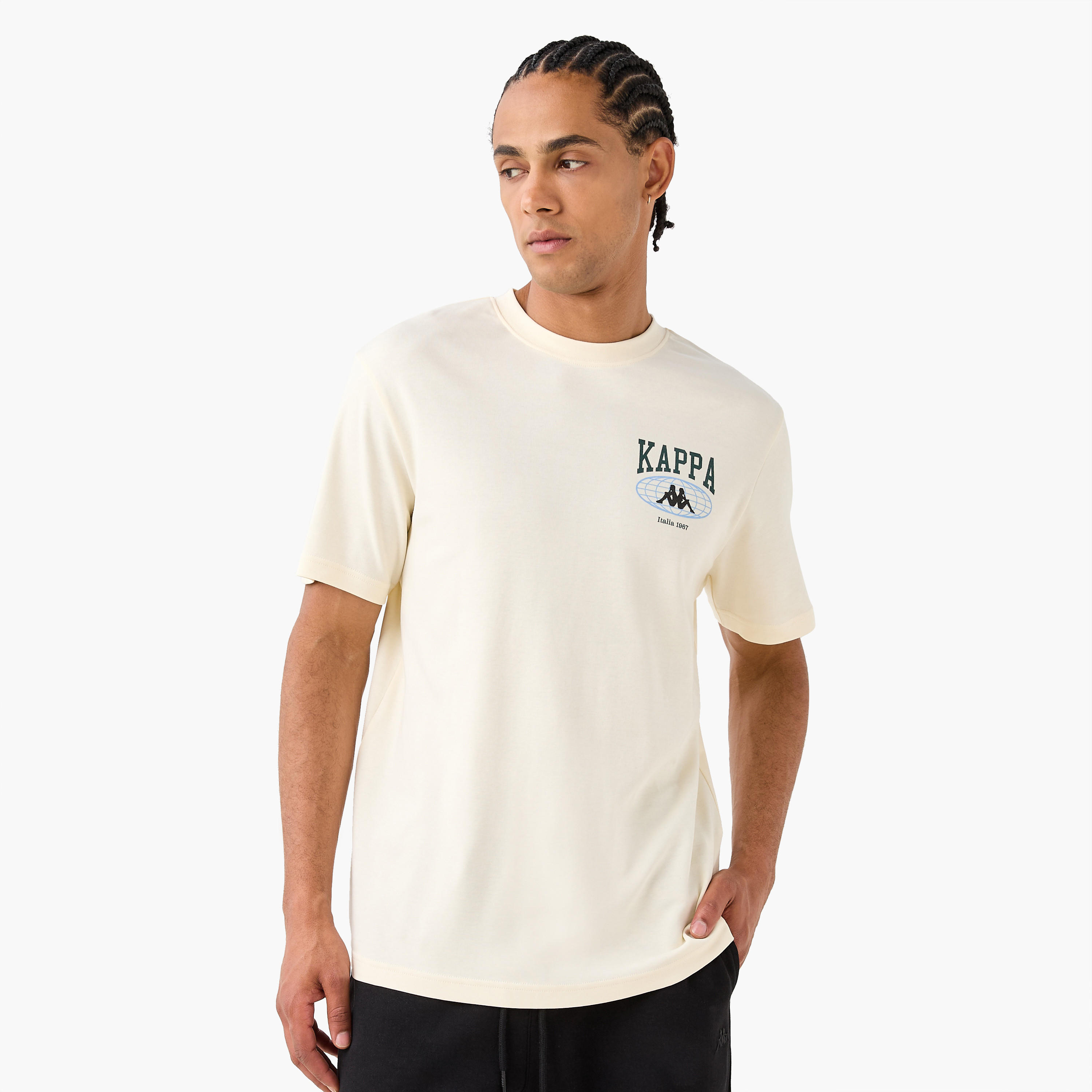 تيشيرت بقصّة مريحة وياقة ضيقة وطبعات الشعار من كابا-men-clothing-sportswearandactivewear-tshirtsandpolos-image-1