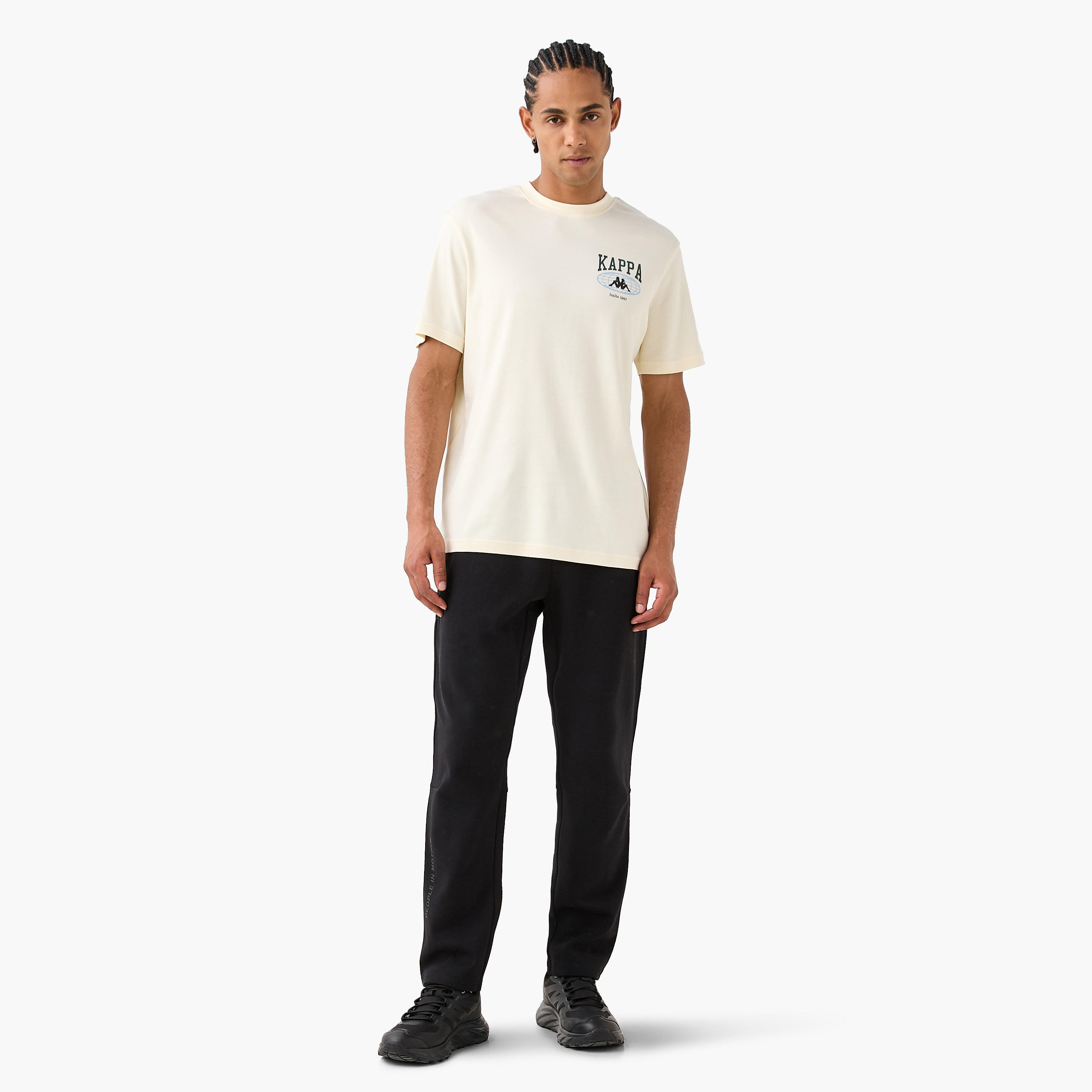 تيشيرت بقصّة مريحة وياقة ضيقة وطبعات الشعار من كابا-men-clothing-sportswearandactivewear-tshirtsandpolos-image-2