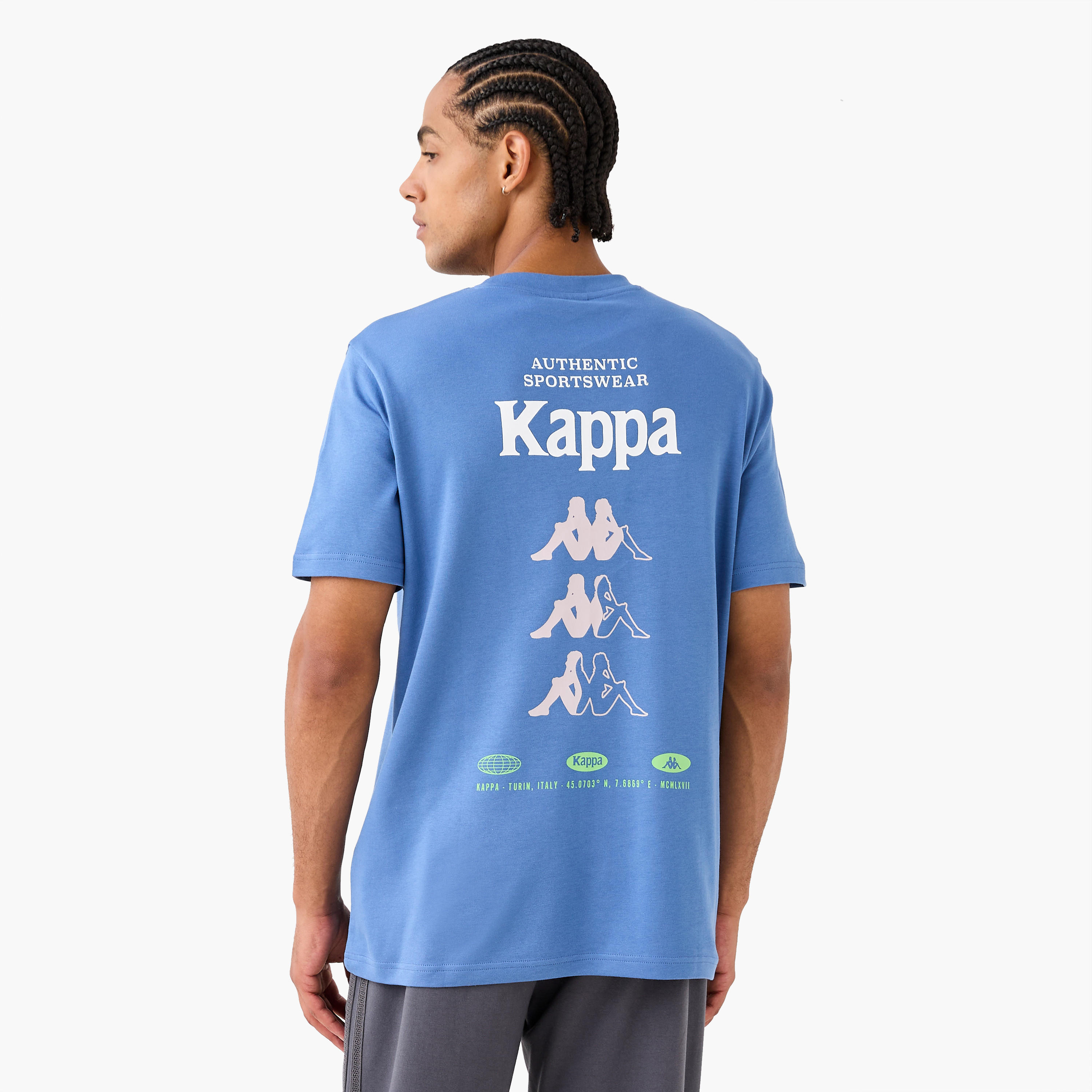 تيشيرت بقصّة مريحة وياقة ضيقة وطبعات الشعار من كابا-men-clothing-sportswearandactivewear-tshirtsandpolos-image-1