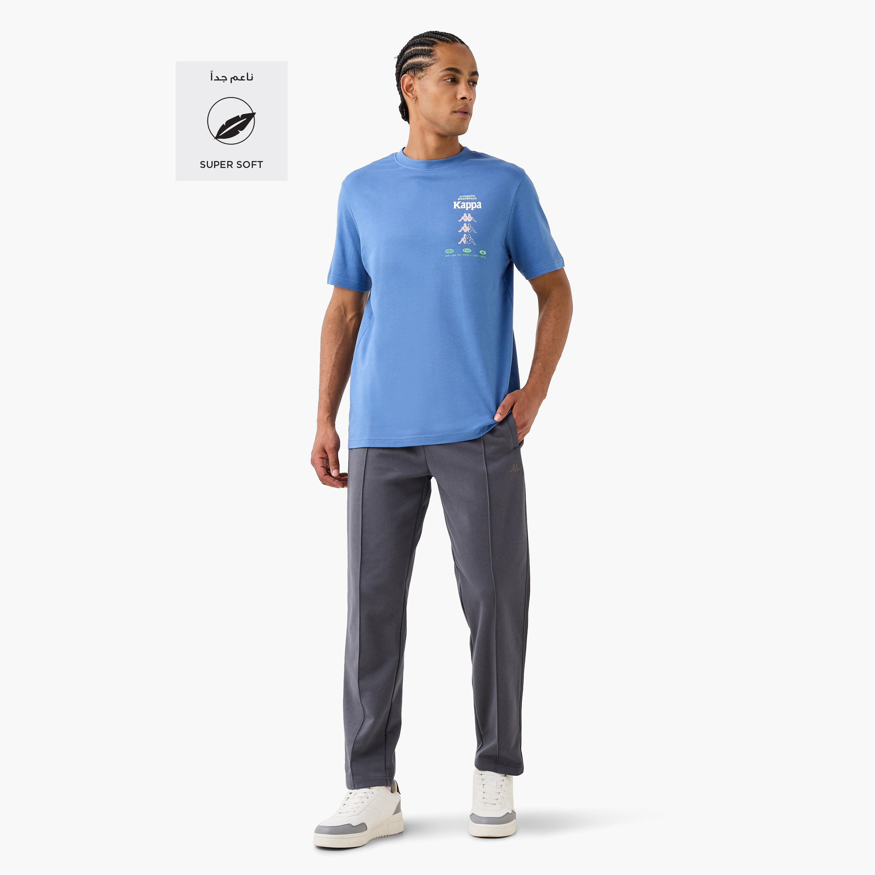 تيشيرت بقصّة مريحة وياقة ضيقة وطبعات الشعار من كابا-men-clothing-sportswearandactivewear-tshirtsandpolos-image-2