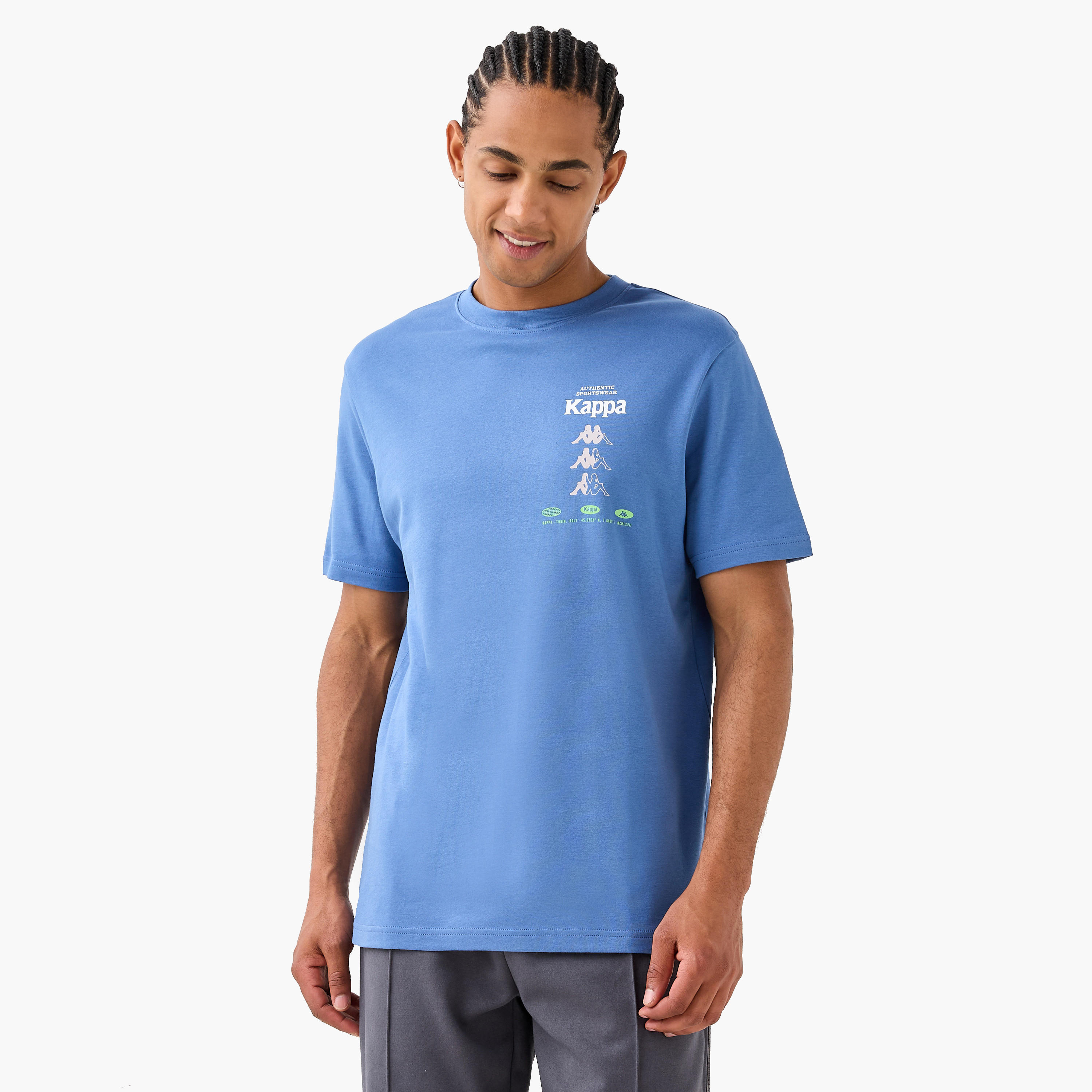 تيشيرت بقصّة مريحة وياقة ضيقة وطبعات الشعار من كابا-men-clothing-sportswearandactivewear-tshirtsandpolos-image-3