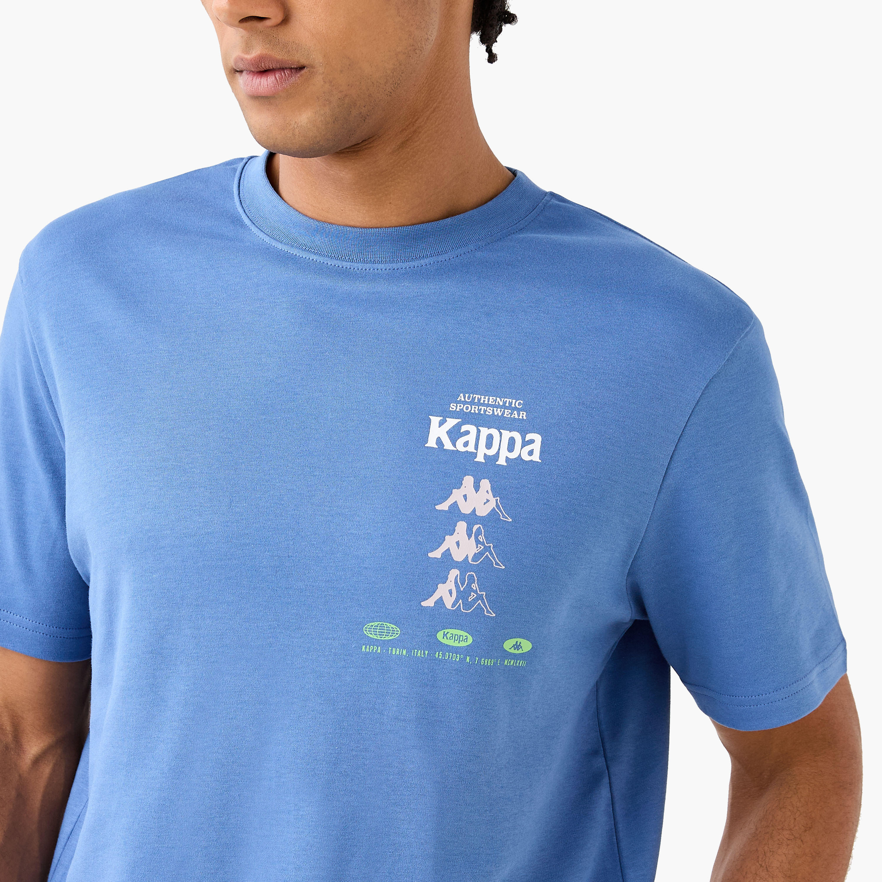 تيشيرت بقصّة مريحة وياقة ضيقة وطبعات الشعار من كابا-men-clothing-sportswearandactivewear-tshirtsandpolos-image-4