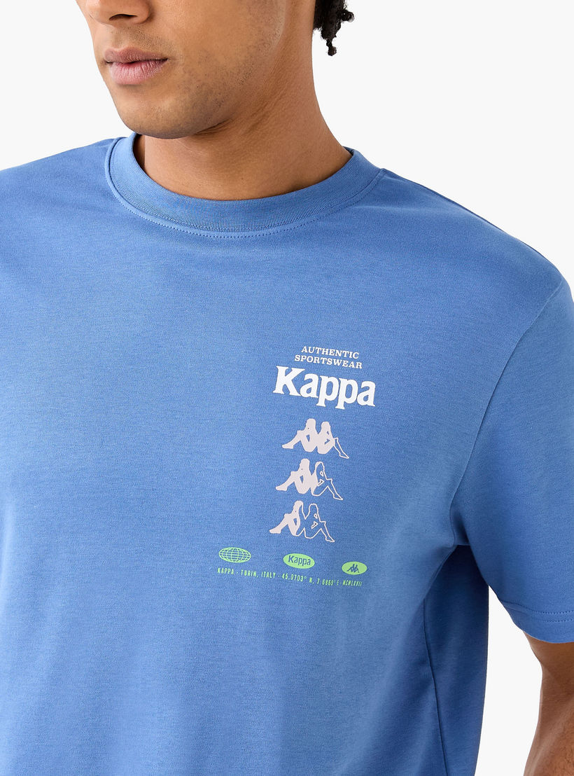 تيشيرت بقصّة مريحة وياقة ضيقة وطبعات الشعار من كابا-men-clothing-sportswearandactivewear-tshirtsandpolos-image-4