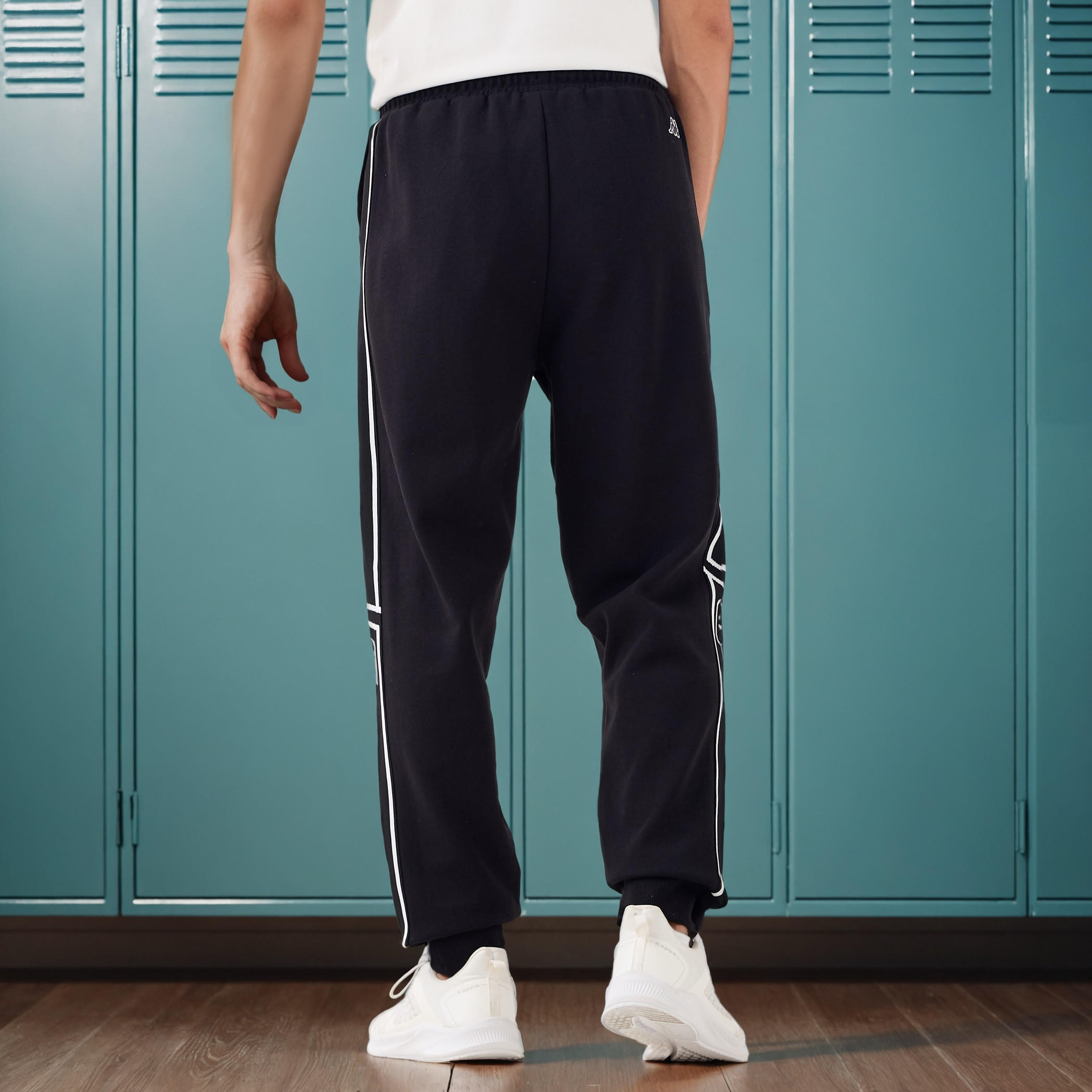 بنطلون رياضي بطبعات شعار ورباط إغلاق من كابا-men-clothing-sportswearandactivewear-bottoms-joggers-image-3