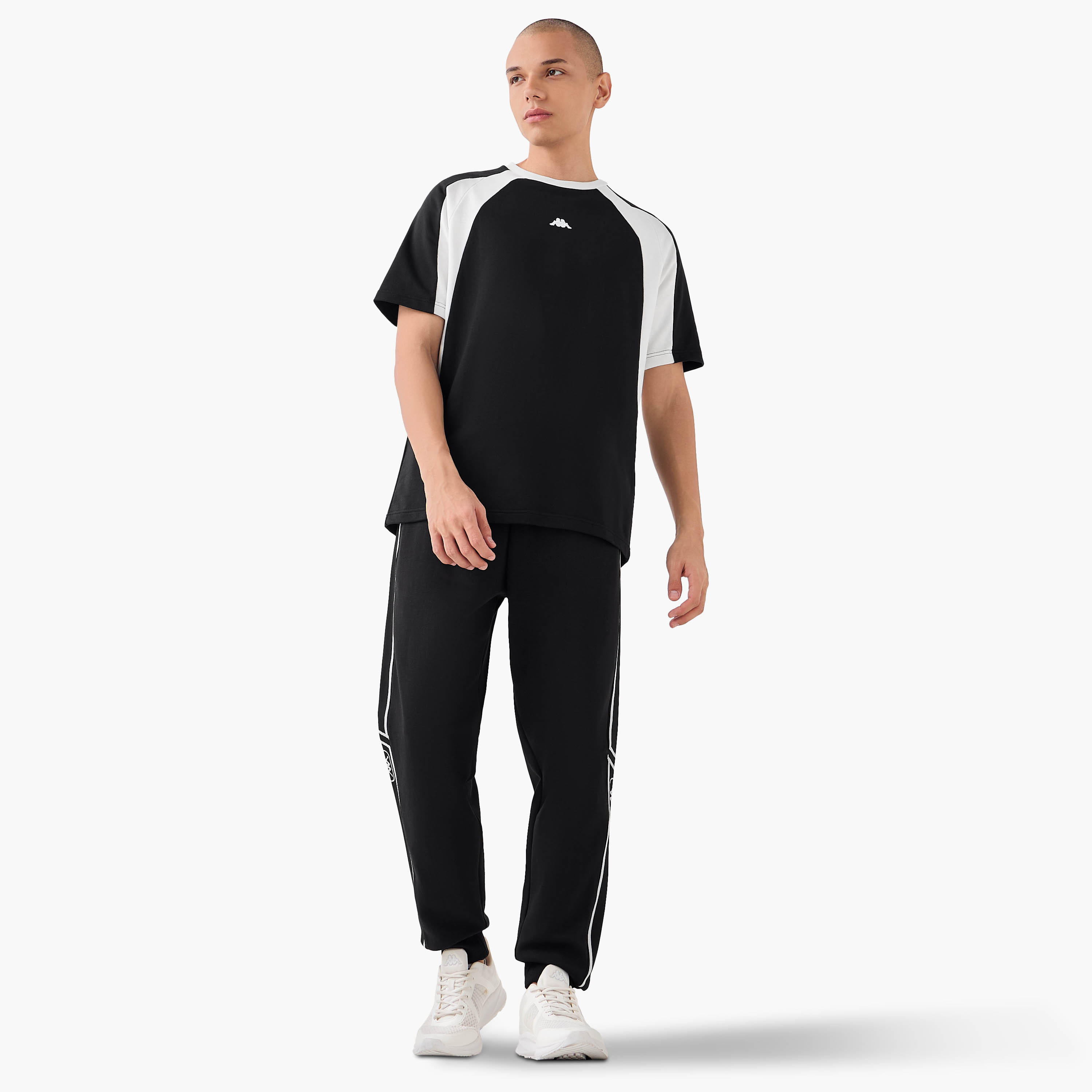 تيشيرت بتصميم قوالب ملونة وأكمام راجلان من كابا-men-clothing-sportswearandactivewear-tshirtsandpolos-image-4