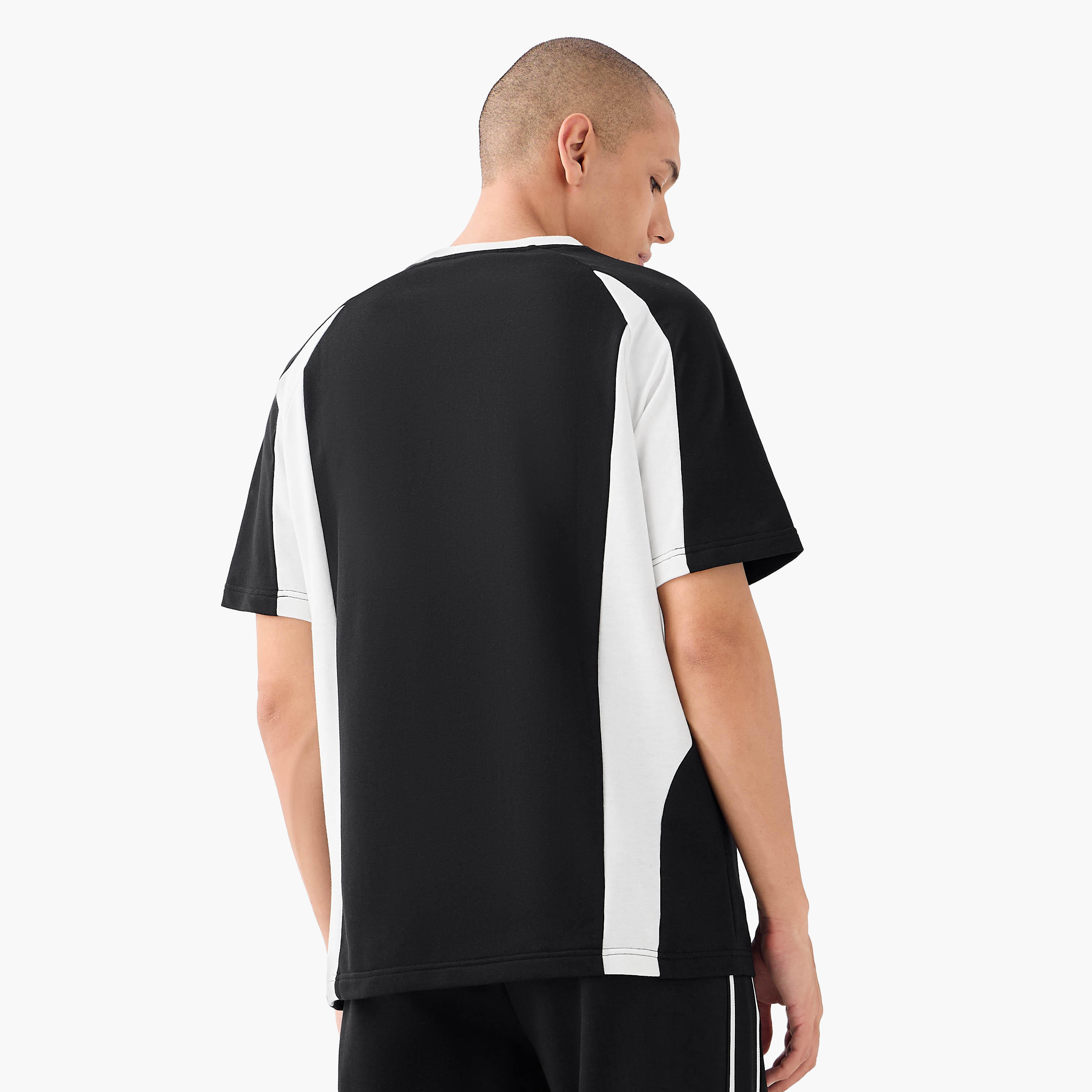 تيشيرت بتصميم قوالب ملونة وأكمام راجلان من كابا-men-clothing-sportswearandactivewear-tshirtsandpolos-image-3