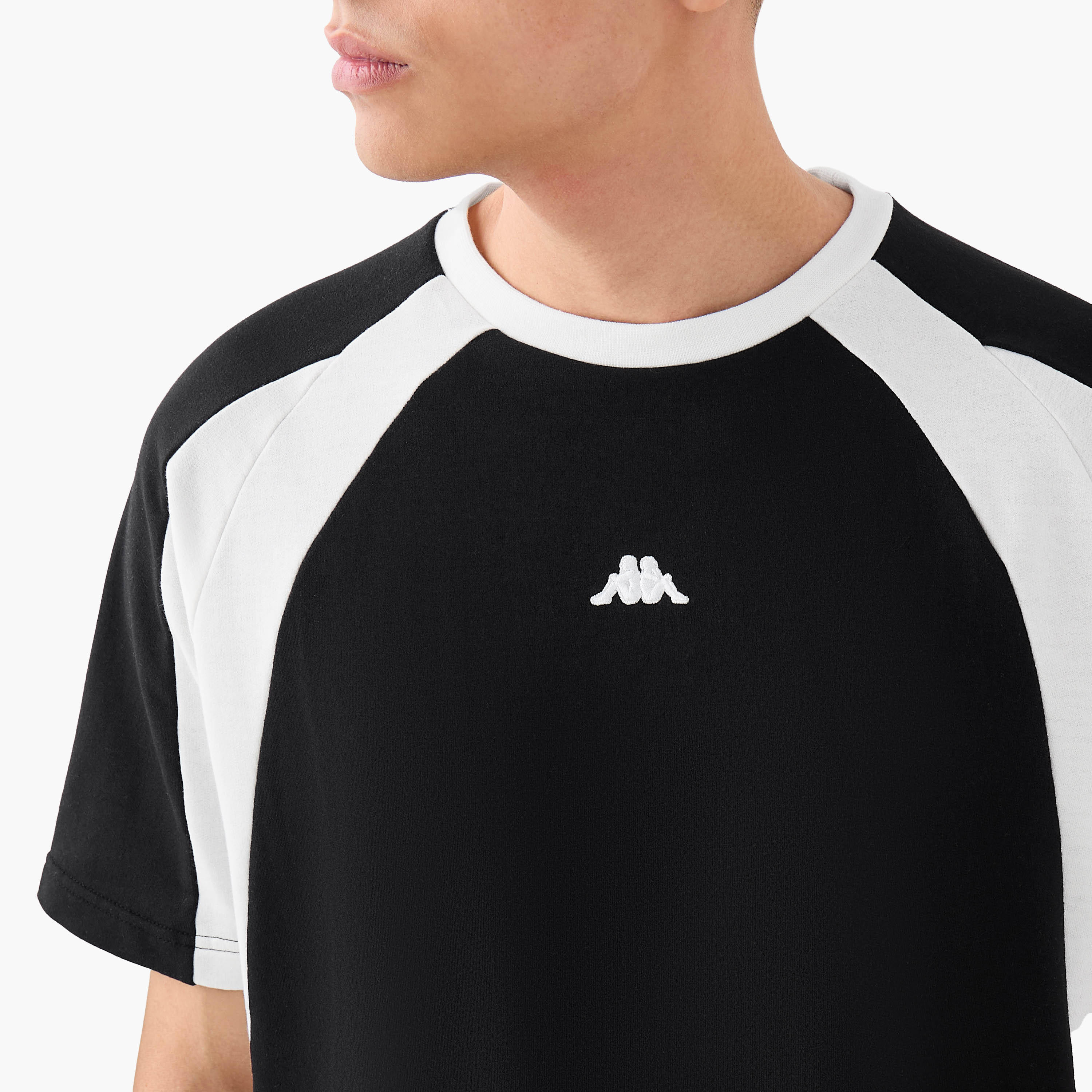 تيشيرت بتصميم قوالب ملونة وأكمام راجلان من كابا-men-clothing-sportswearandactivewear-tshirtsandpolos-image-2