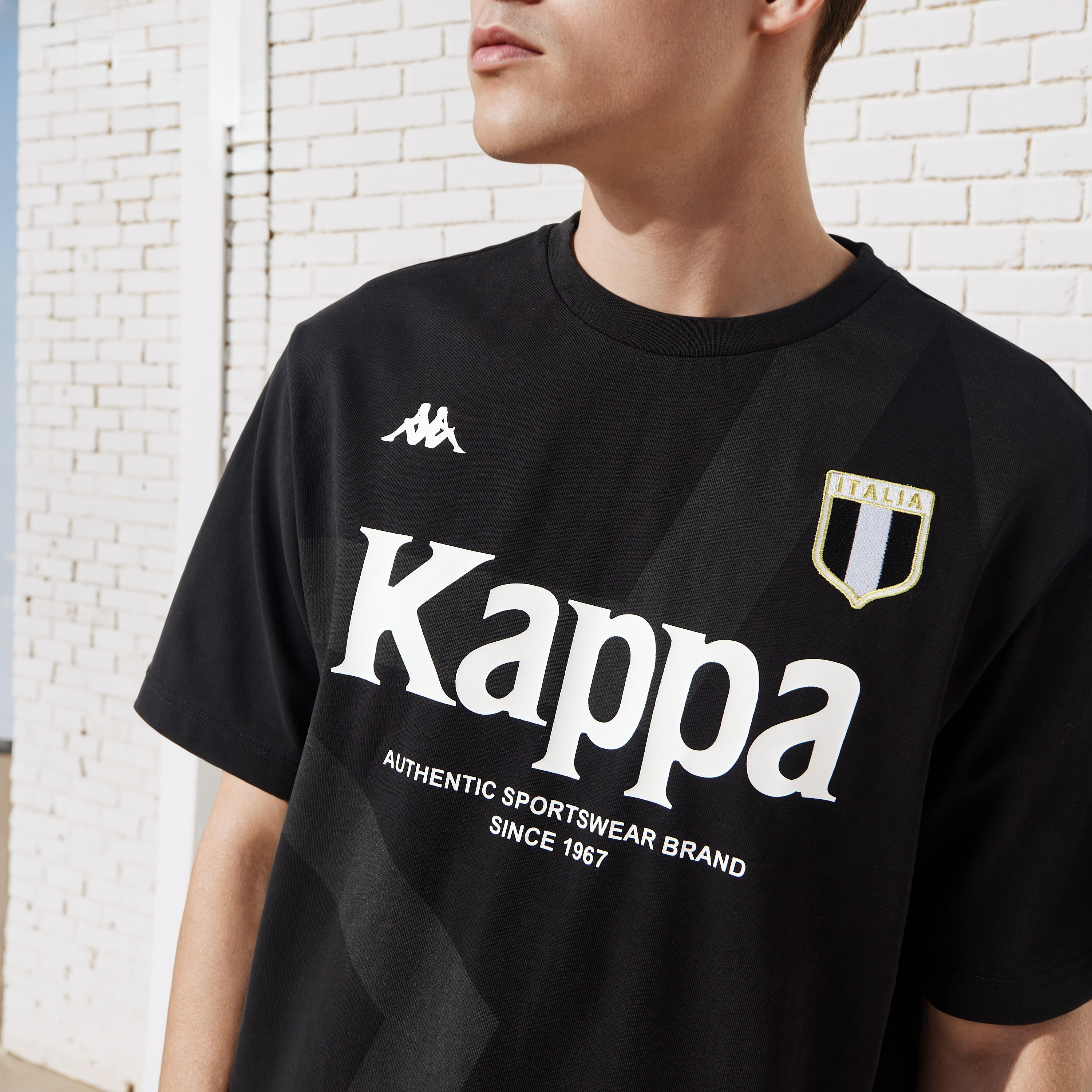 تيشيرت بياقة ضيقة وطبعات شعار من كابا-men-clothing-tshirtsandpolos-tshirts-image-4