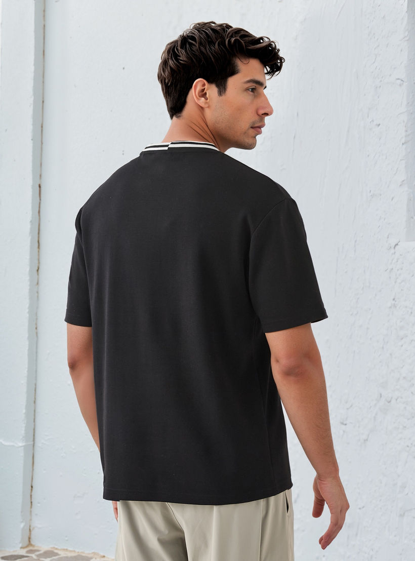 تيشيرت بطبعات شعار وحافة مغايرة من كابا-men-clothing-sportswearandactivewear-tshirtsandpolos-image-3