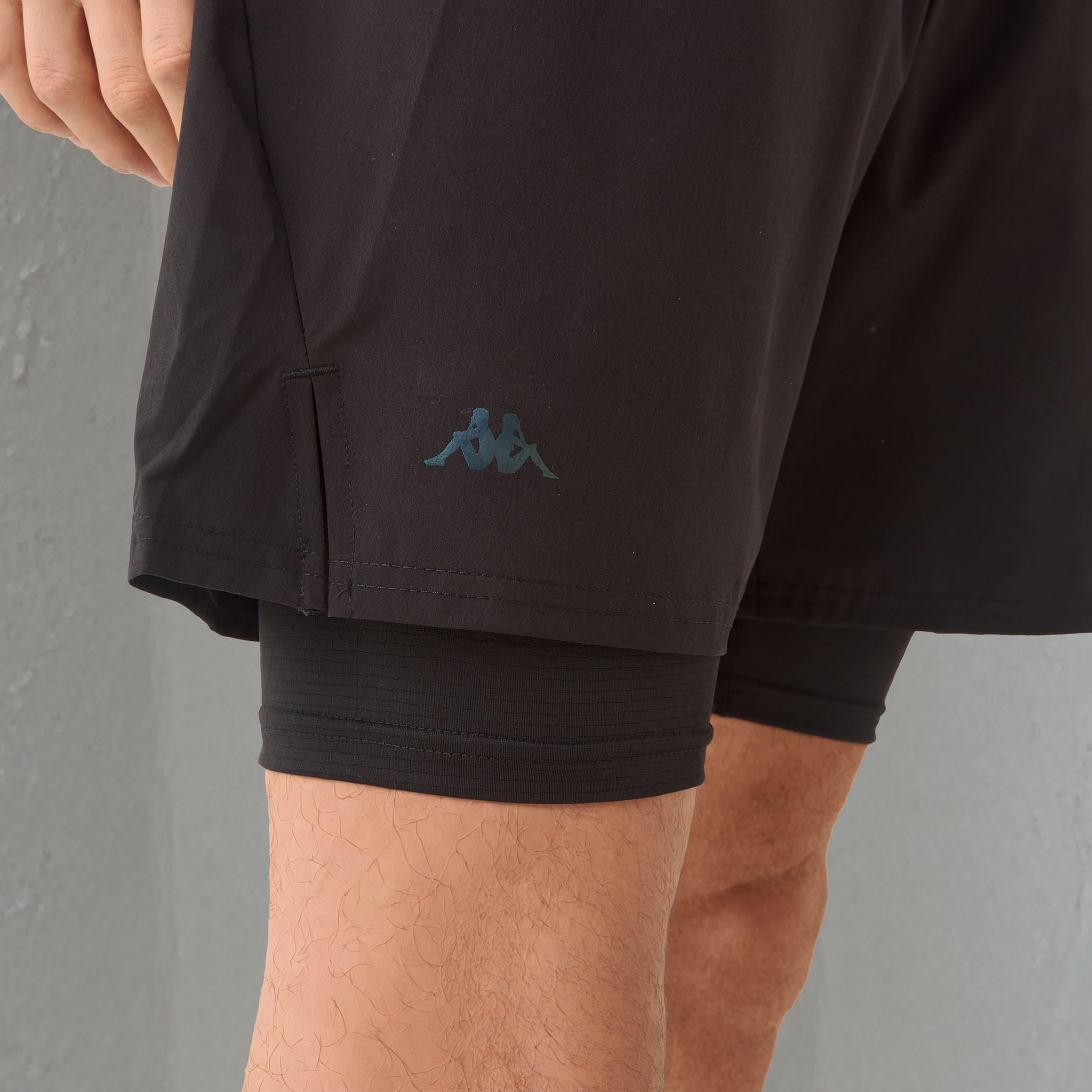 شورت جري مع شورت داخلي بطبعات شعار من كابا-men-clothing-bottoms-shorts-image-2