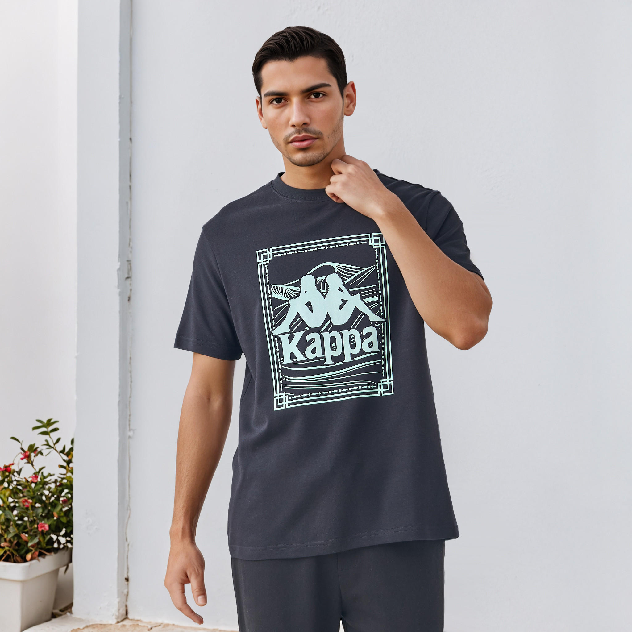 تيشيرت بياقة ضيقة وطبعات شعار من كابا-men-clothing-sportswearandactivewear-tshirtsandpolos-image-1