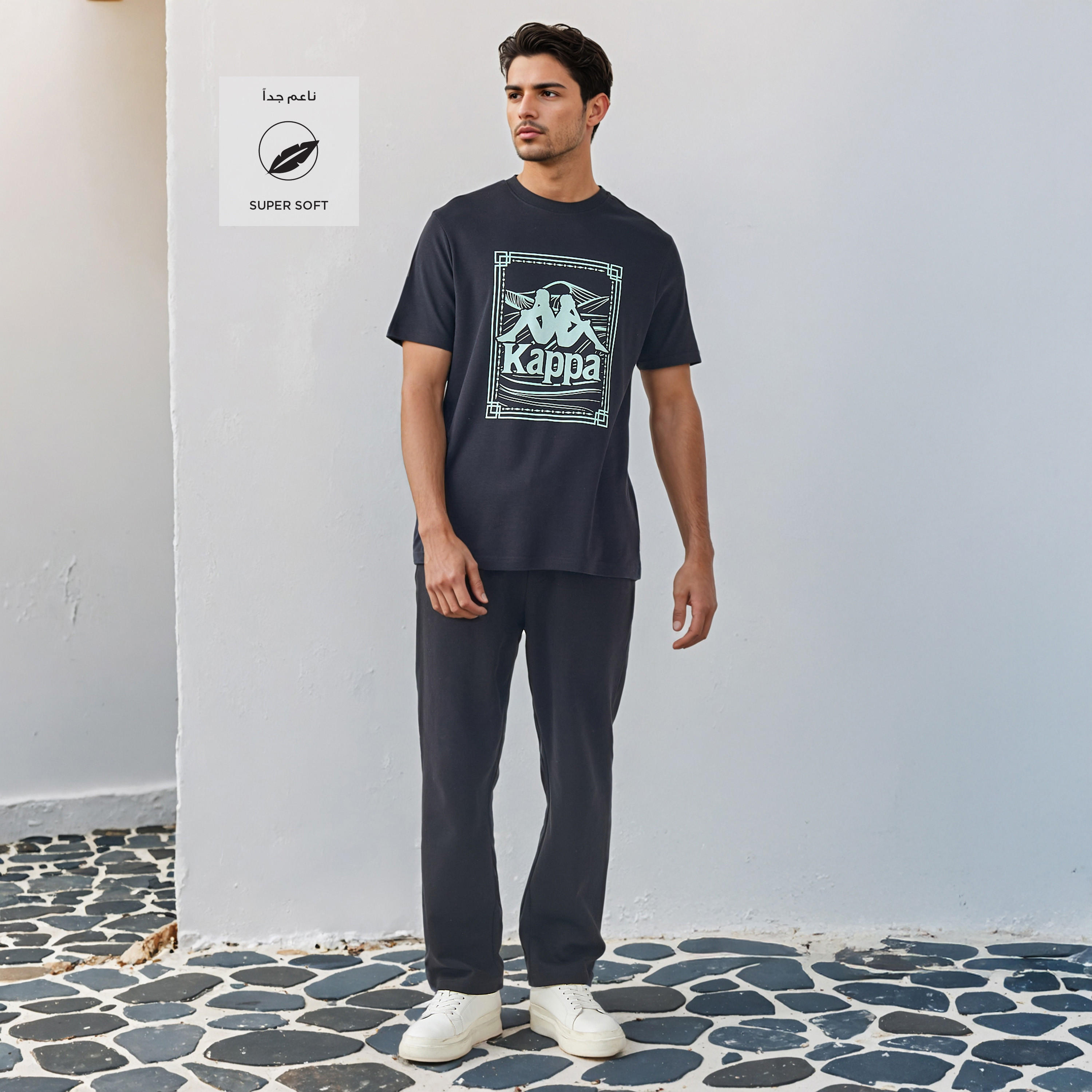 تيشيرت بياقة ضيقة وطبعات شعار من كابا-men-clothing-sportswearandactivewear-tshirtsandpolos-image-2