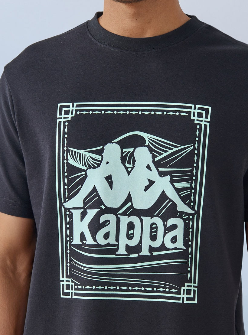تيشيرت بياقة ضيقة وطبعات شعار من كابا-men-clothing-sportswearandactivewear-tshirtsandpolos-image-3