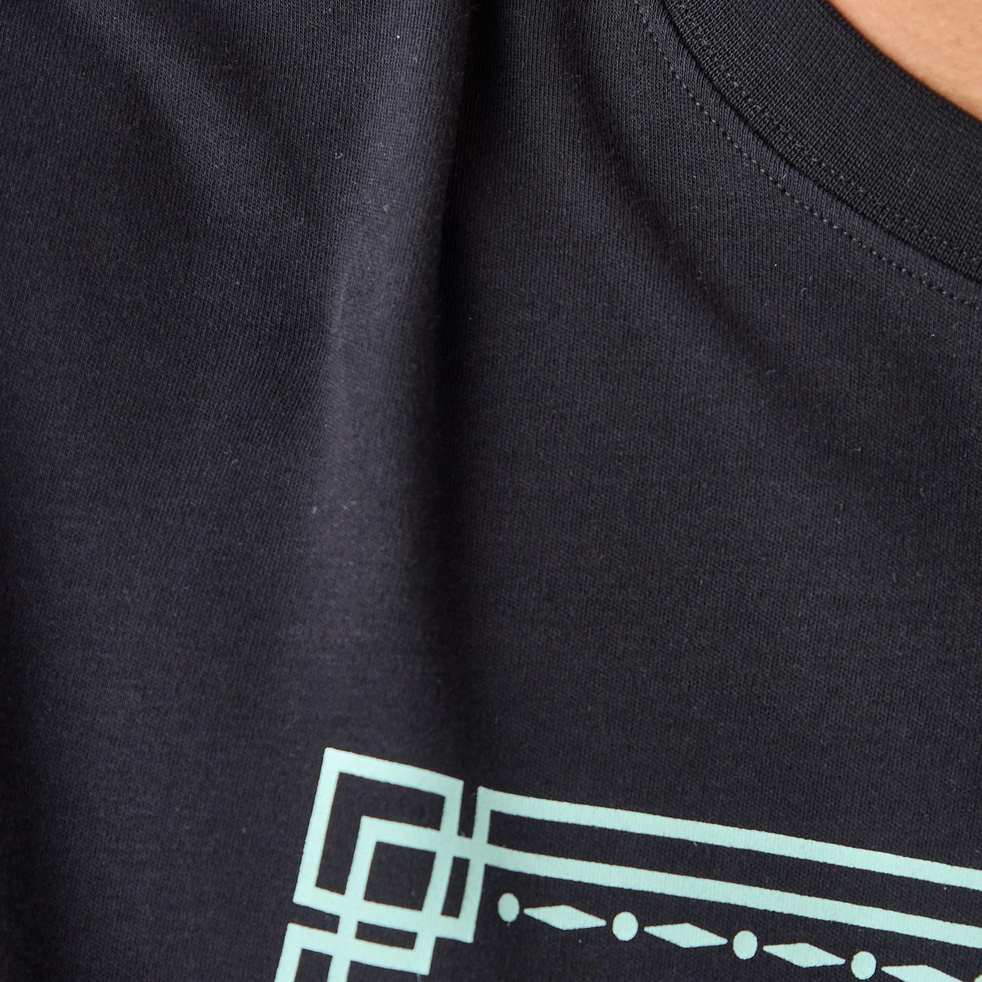 تيشيرت بياقة ضيقة وطبعات شعار من كابا-men-clothing-sportswearandactivewear-tshirtsandpolos-image-1