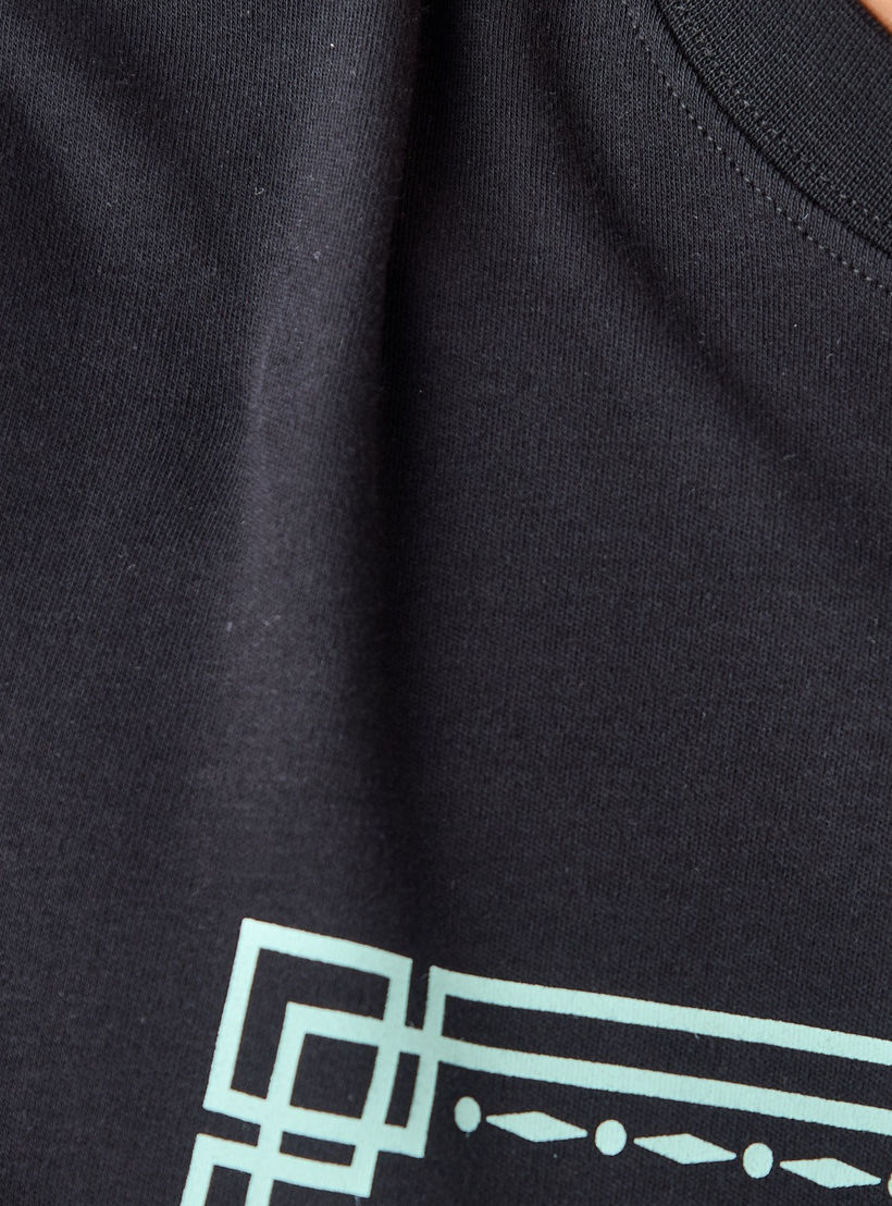 تيشيرت بياقة ضيقة وطبعات شعار من كابا-men-clothing-sportswearandactivewear-tshirtsandpolos-image-5