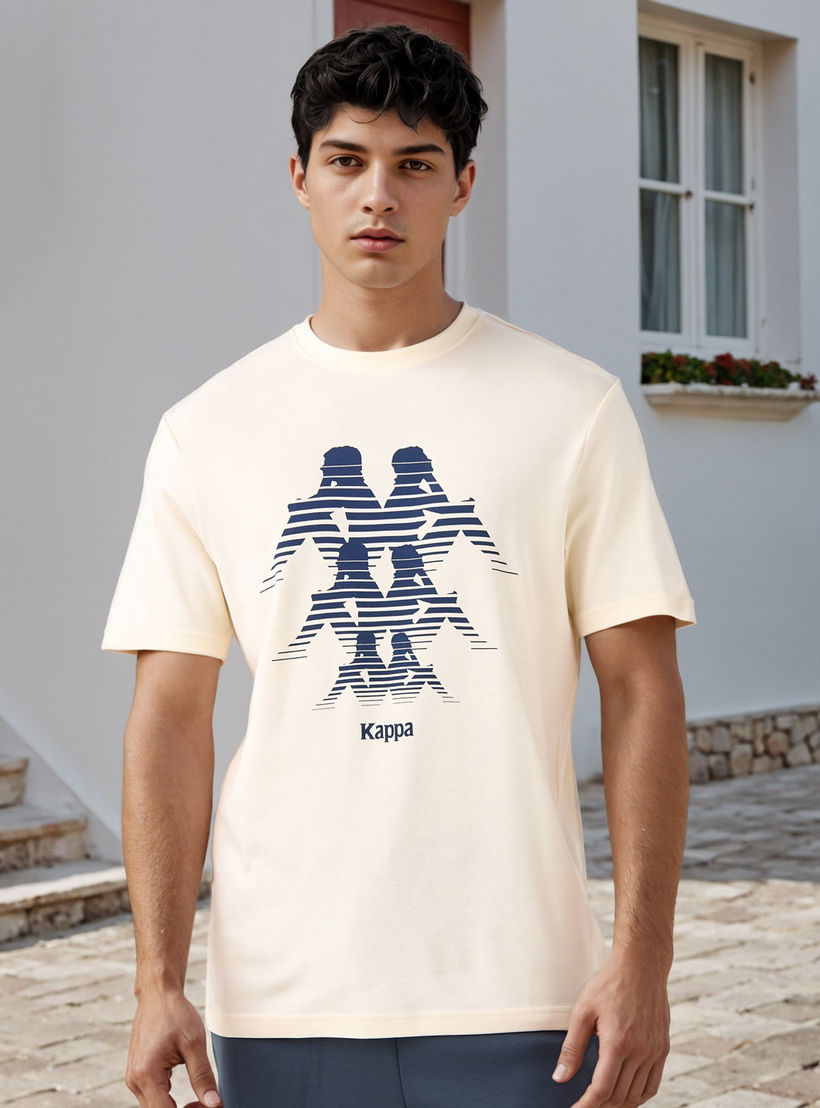 تيشيرت بياقة ضيقة وطبعات شعار من كابا-men-clothing-sportswearandactivewear-tshirtsandpolos-image-1