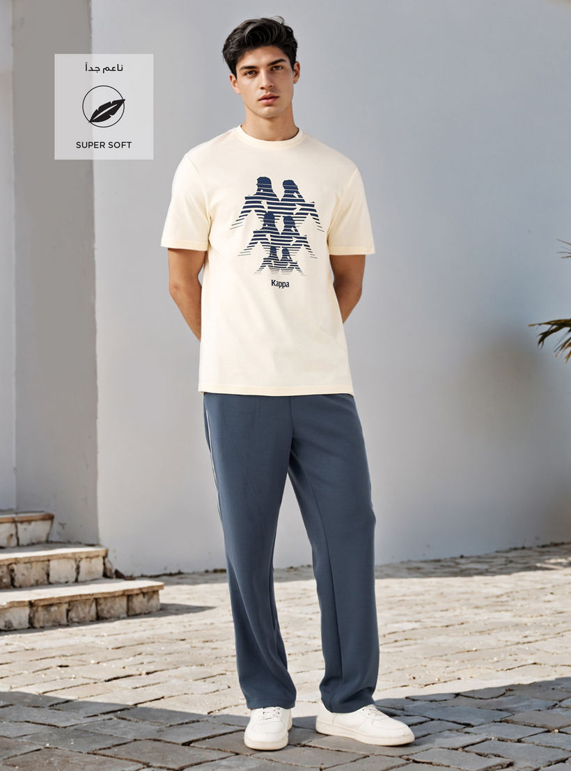 تيشيرت بياقة ضيقة وطبعات شعار من كابا-men-clothing-sportswearandactivewear-tshirtsandpolos-image-2