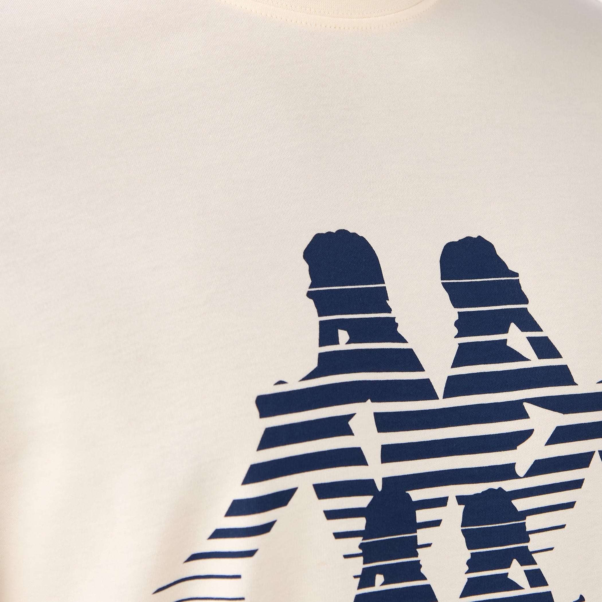 تيشيرت بياقة ضيقة وطبعات شعار من كابا-men-clothing-sportswearandactivewear-tshirtsandpolos-image-5