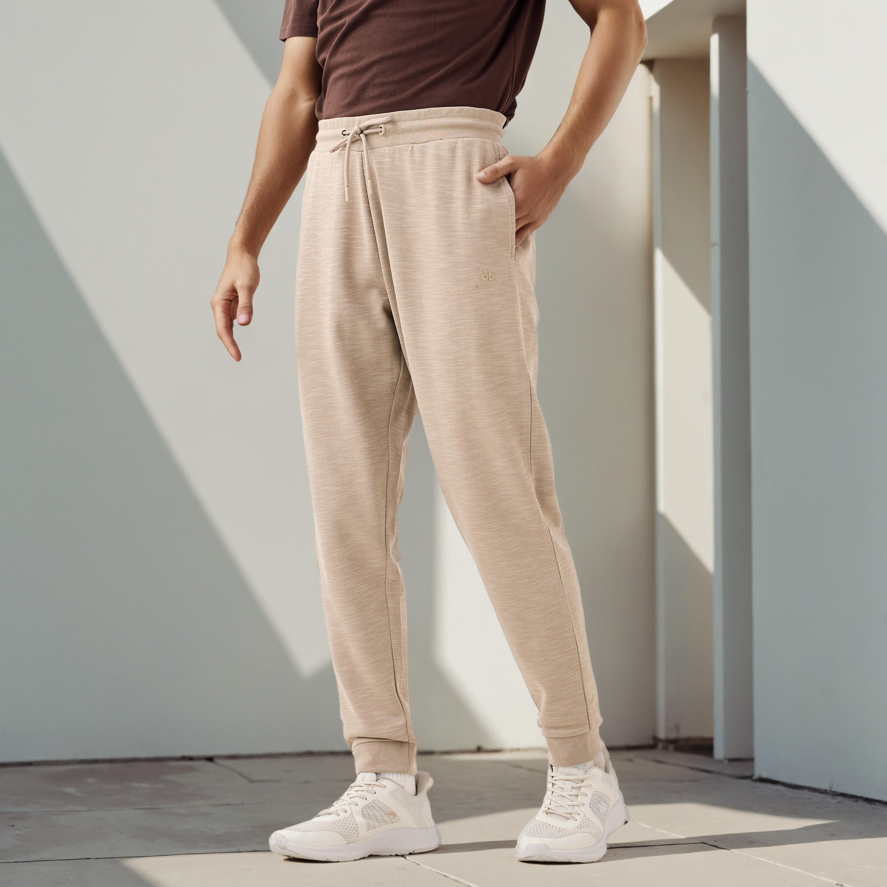 بنطلون رياضي برباط خصر وجيوب من كابا-men-clothing-sportswearandactivewear-bottoms-joggers-image-1