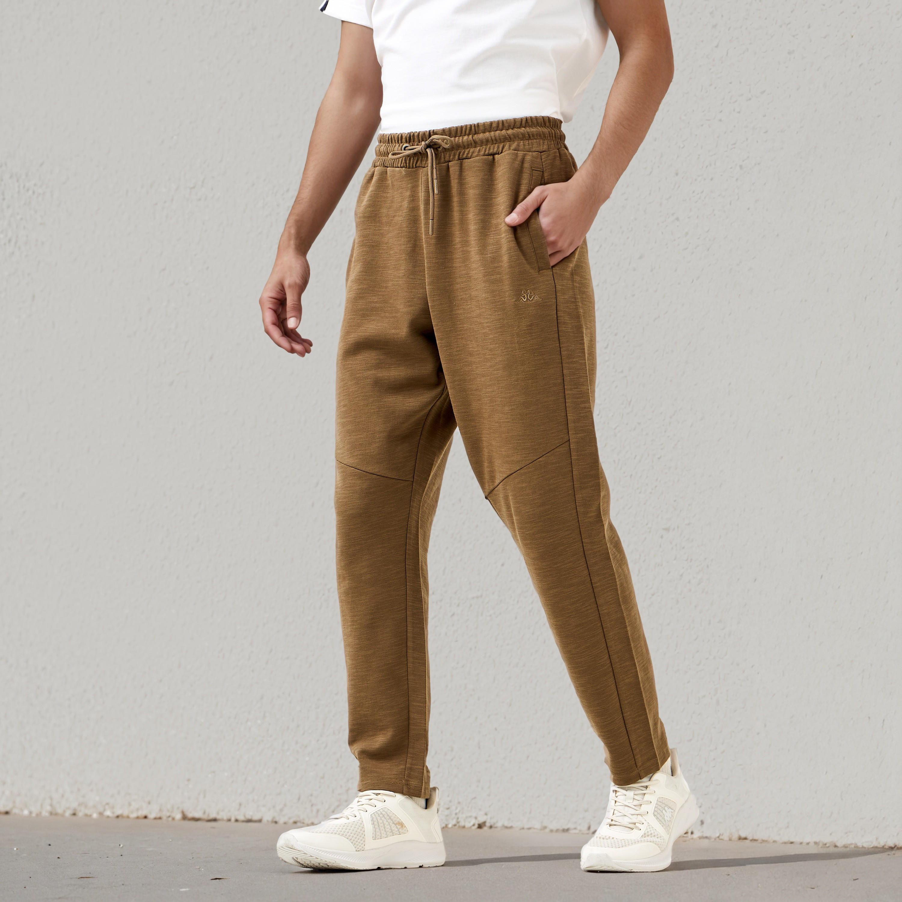 بنطلون رياضي بقصة عادية بألواح وجيوب من كابا-men-clothing-sportswearandactivewear-bottoms-joggers-image-4