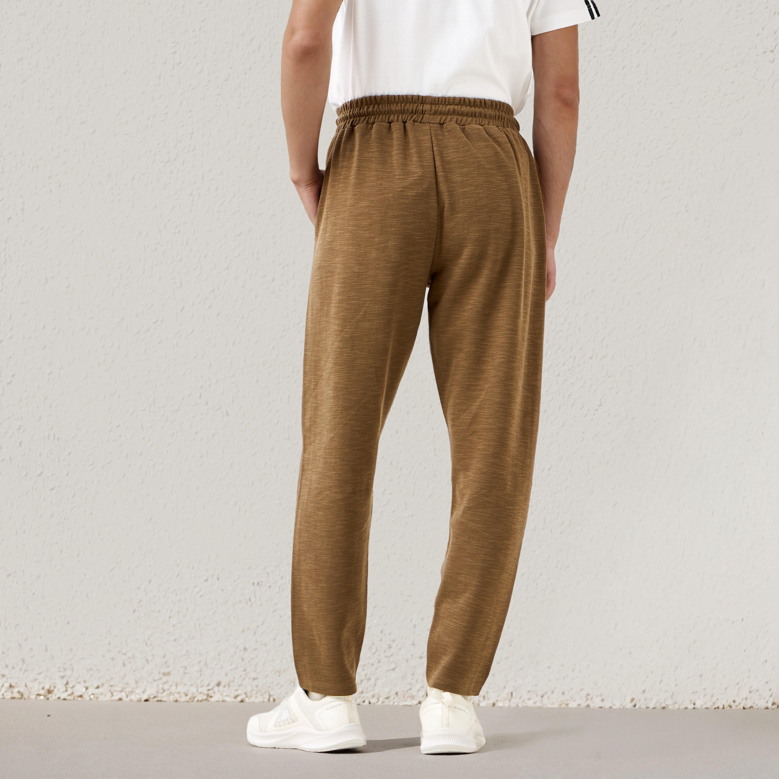 بنطلون رياضي بقصة عادية بألواح وجيوب من كابا-men-clothing-sportswearandactivewear-bottoms-joggers-image-2