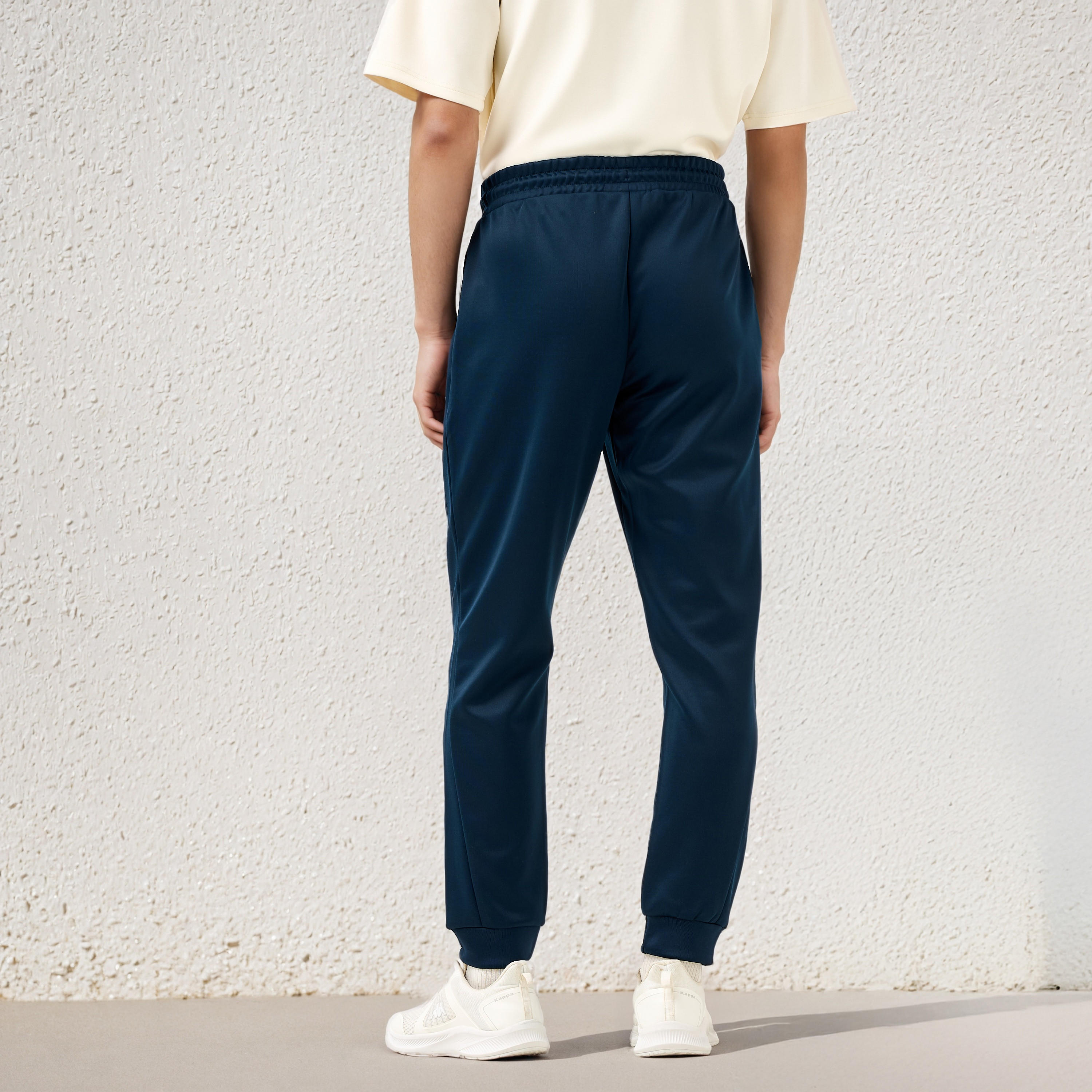 بنطلون رياضي بقصة عادية مع جيوب من كابا-men-clothing-sportswearandactivewear-tracksuits-image-2