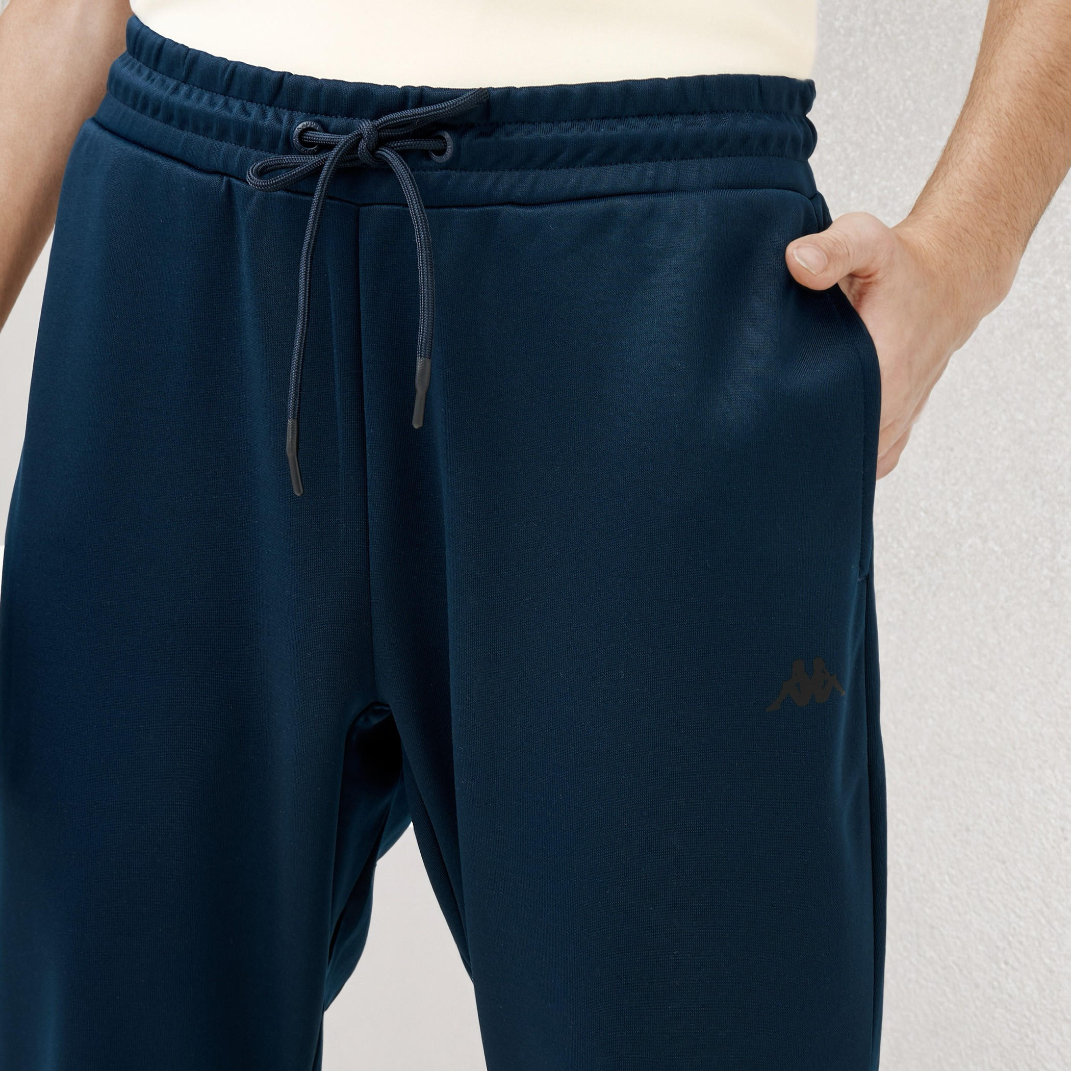 بنطلون رياضي بقصة عادية مع جيوب من كابا-men-clothing-sportswearandactivewear-tracksuits-image-1